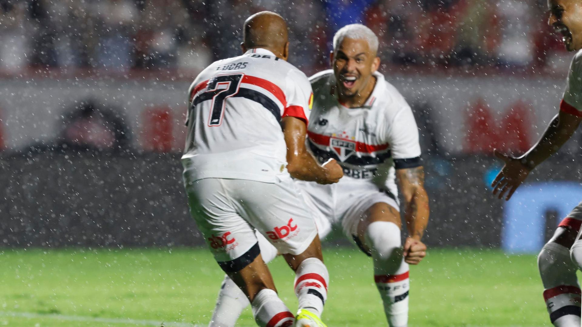Lucas comemorando primeiro gol da temporada (Crédito: Rubens Chiri e Paulo Pinto / São Paulo FC)