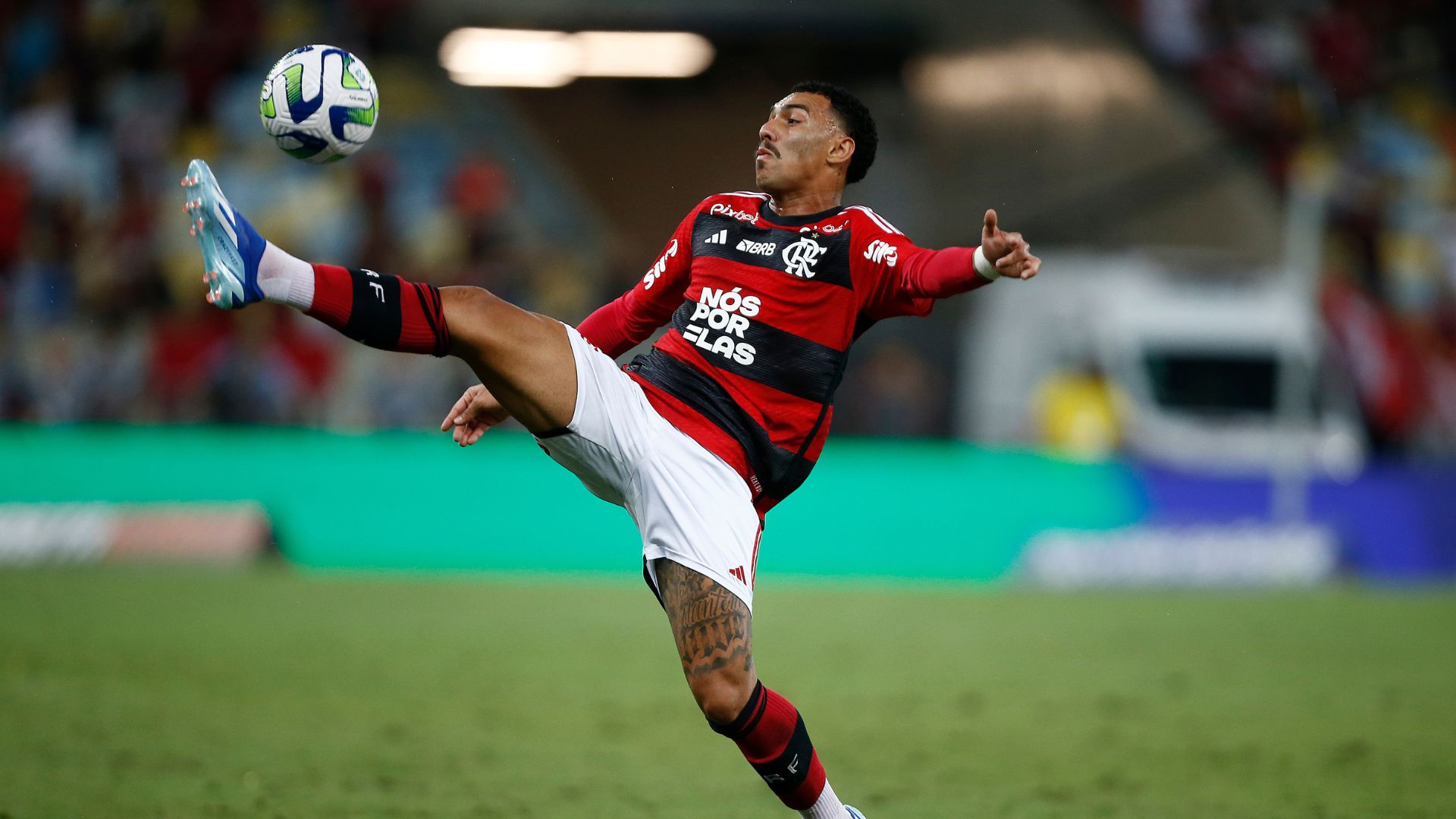 Matheuzinho em ação pelo Flamengo (Crédito: Getty Images)