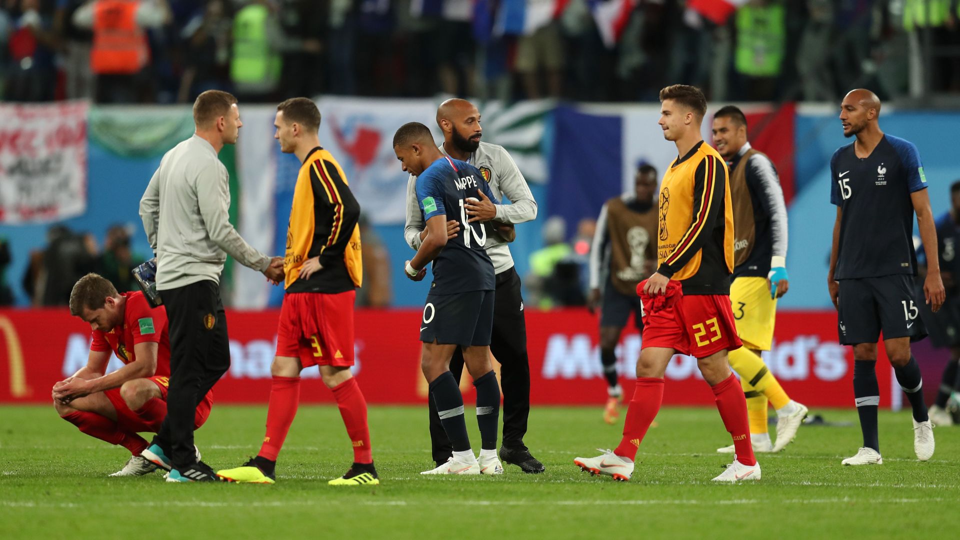 Mbappé e Henry após a partida entre França e Bélgica, pela Copa do Mundo de 2018 (Crédito: Getty Images)