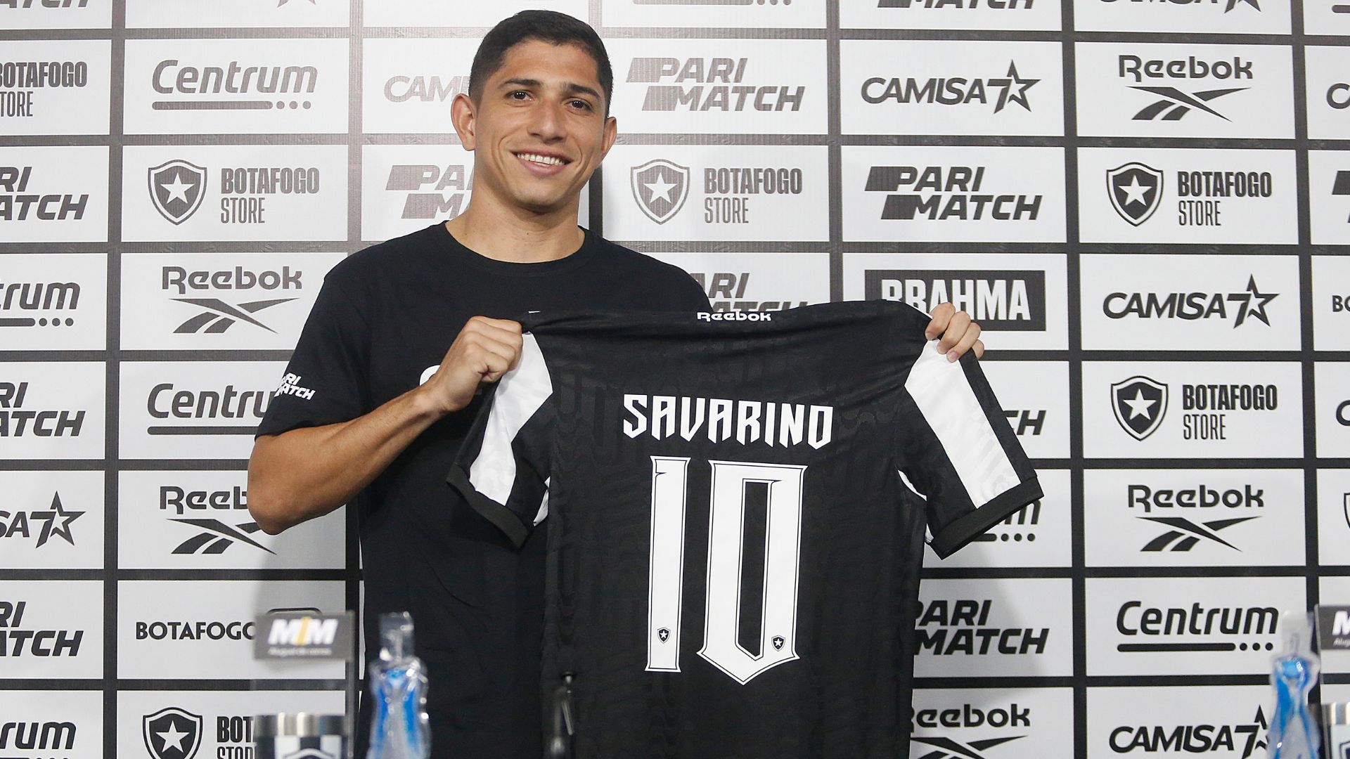 Savarino sendo apresentado no Botafogo com a camisa 10 (Crédito: Vitor Silva / Botafogo)
