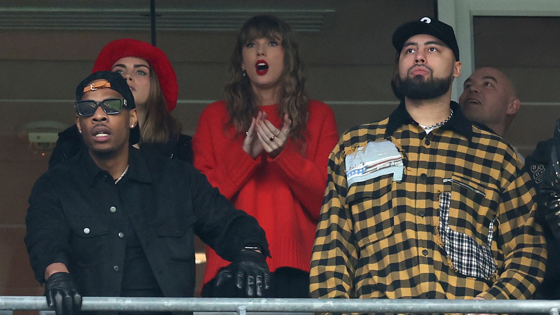 Taylor Swift acompanhando a partida entre Kansas City Chiefs e Baltimore Ravens (Crédito: Getty Images)