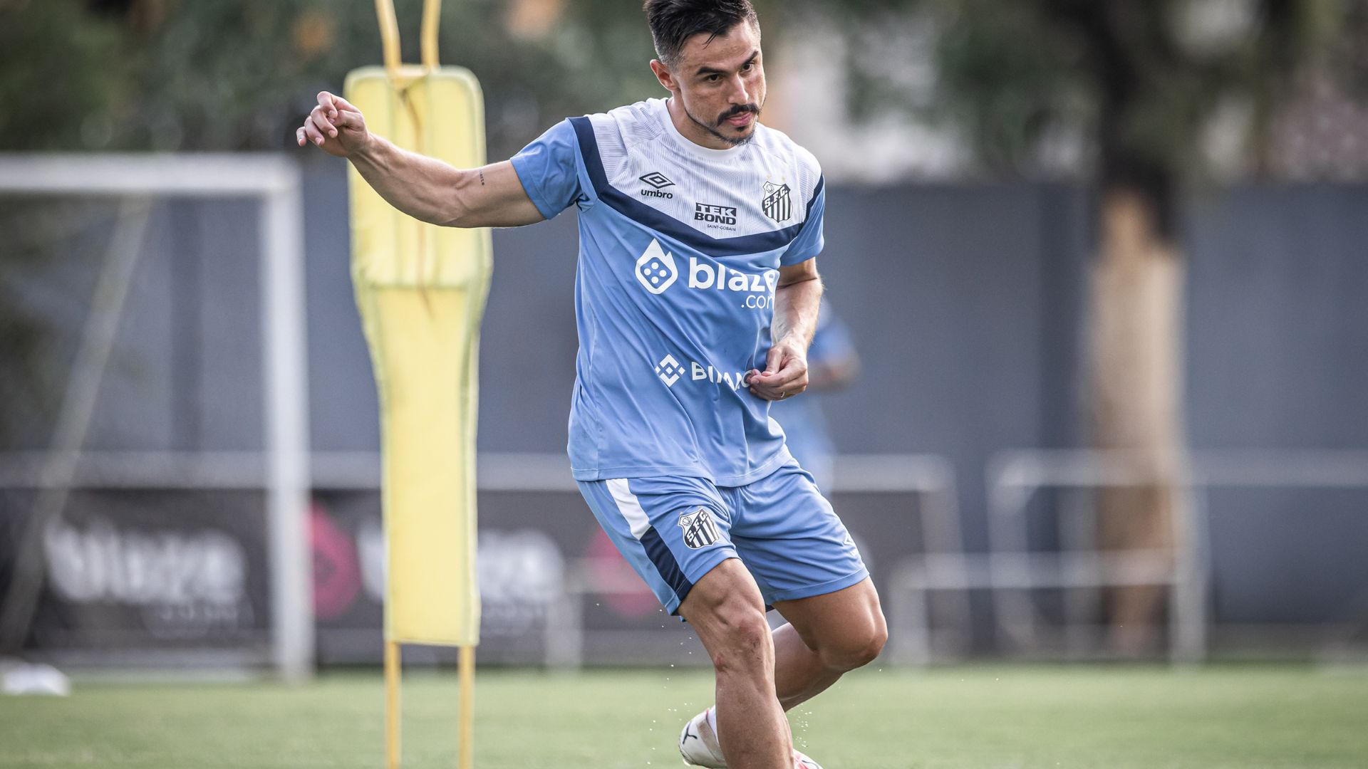 Willian Bigode em treinamento do Santos