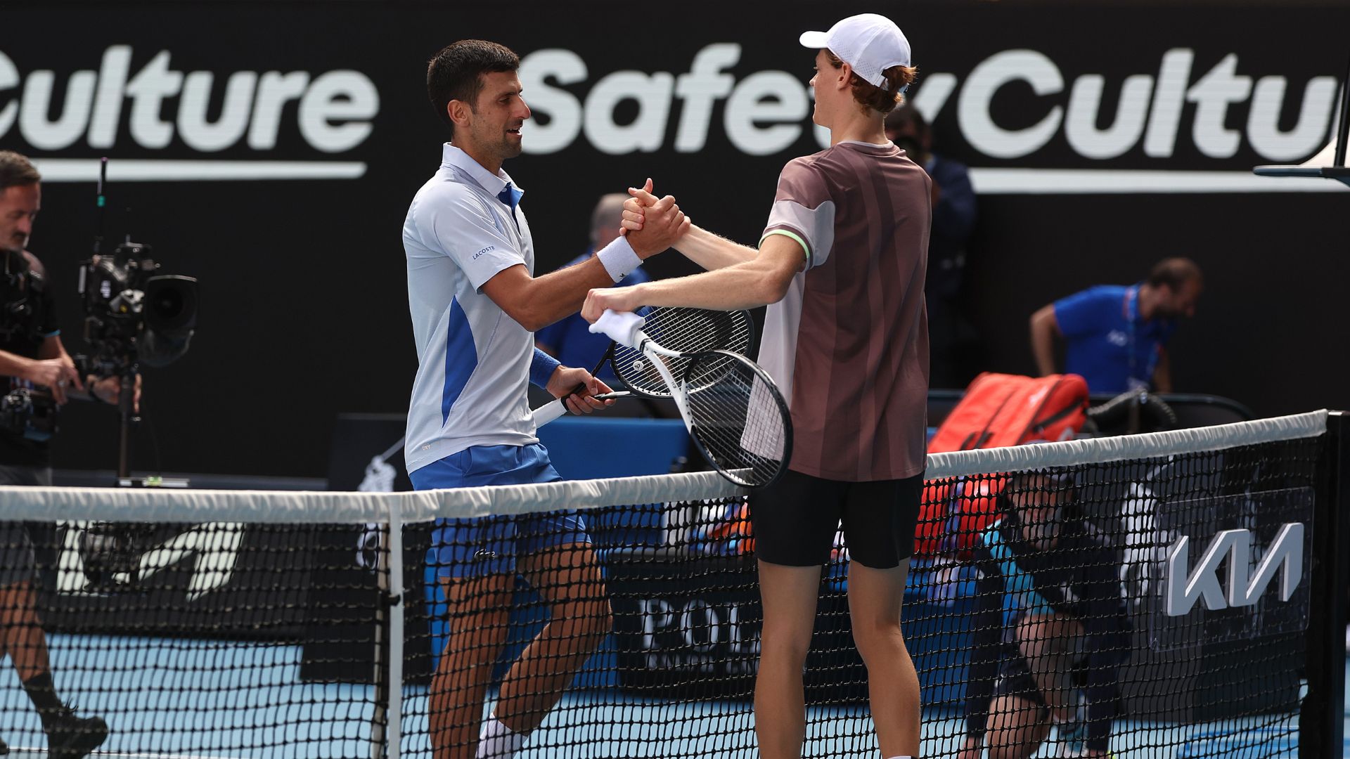 Djokovic cumprimentando Sinner após semifinal do Australian Open (Crédito: Getty Images)