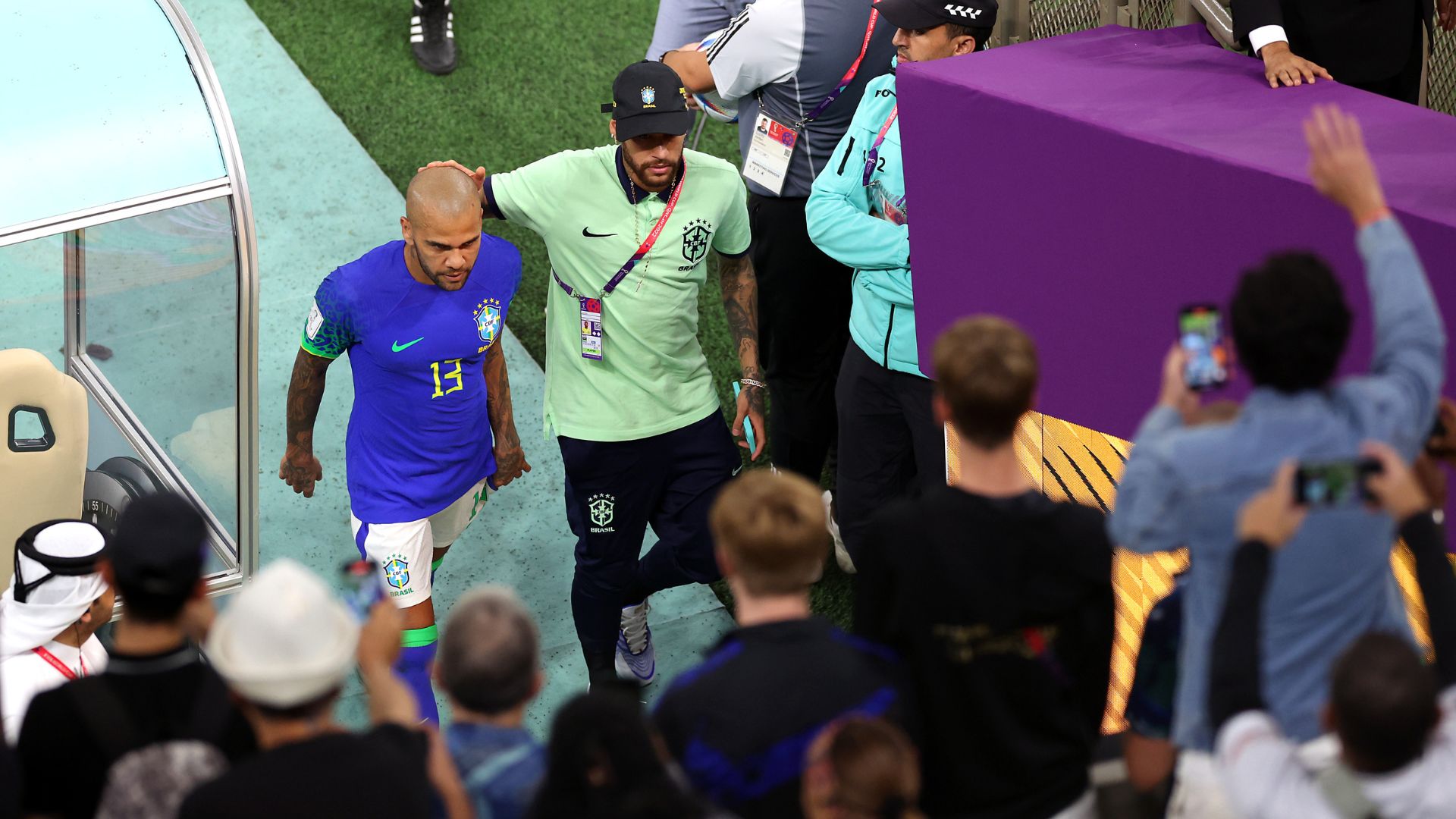 Daniel Alves e Neymar juntos durante a Copa do Mundo de 2022 (Crédito: Getty Images)