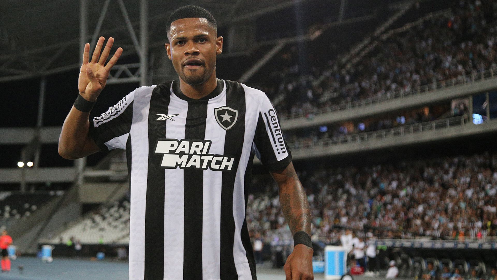 Junior Santos comemorando após o quarto gol marcado contra o Aurora (Crédito: Vitor Silva / Botafogo)