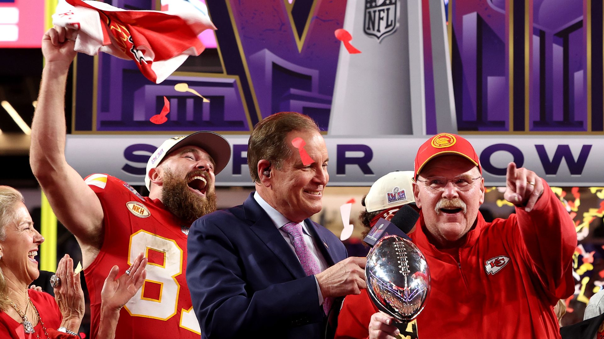 Travis Kelce e Andy Reid comemorando o bicampeonato do Super Bowl juntos (Crédito: Getty Images)