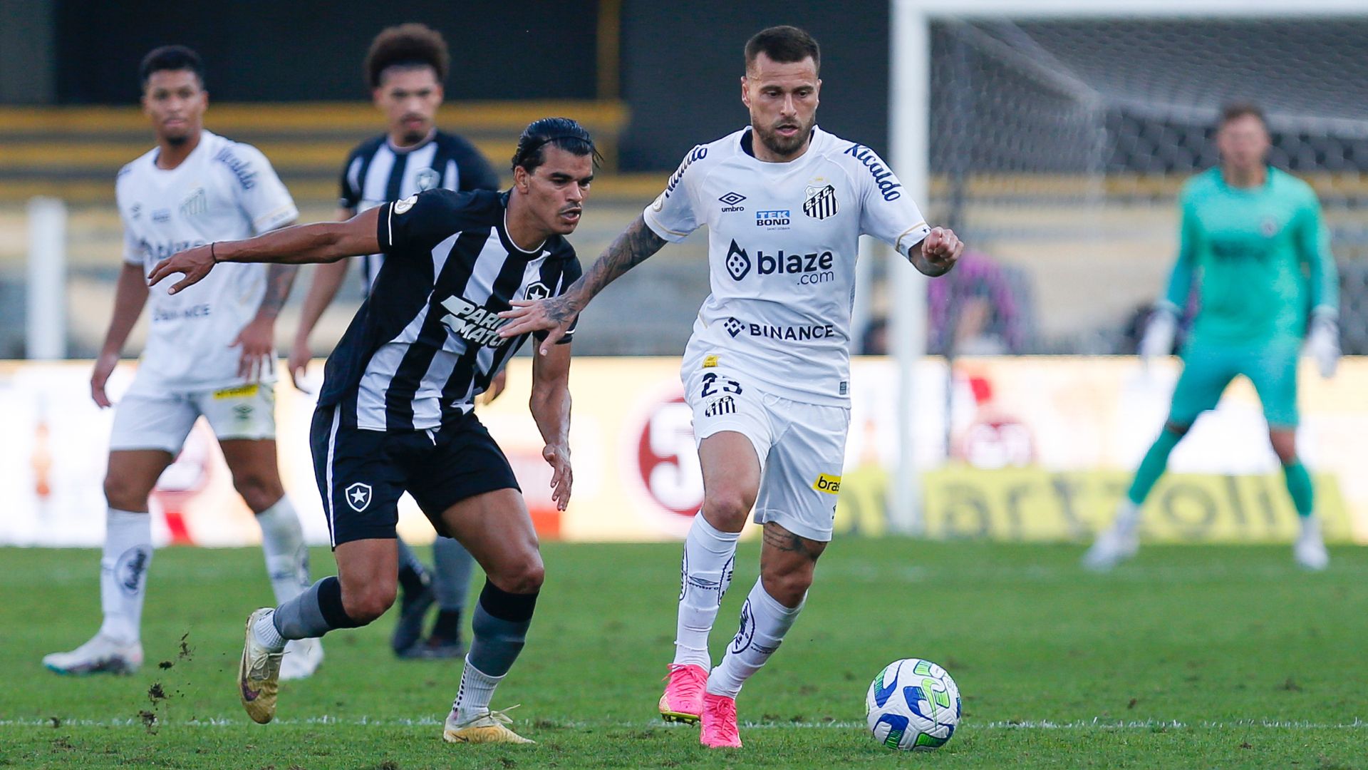 Lucas Lima em ação pelo Santos