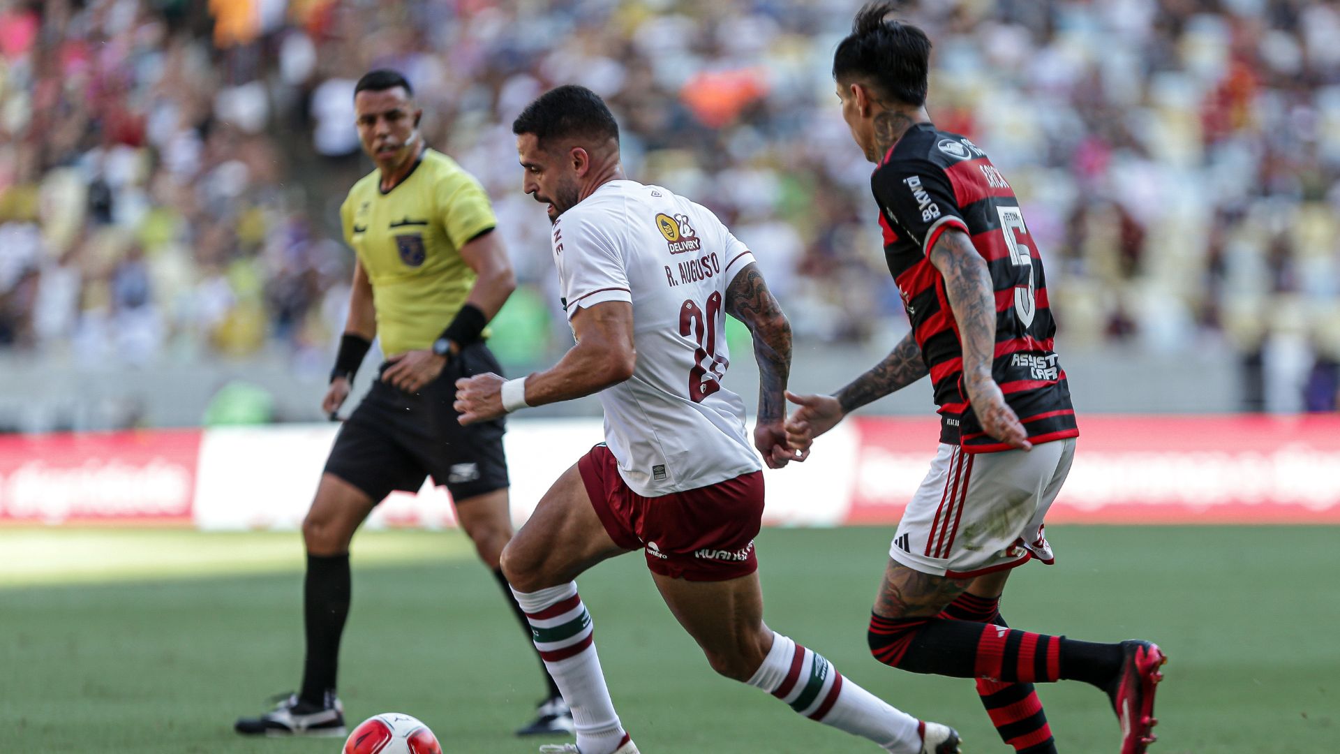 Primeiro Fla-Flu de Renato Augusto defendendo o Fluminense (Crédito: Lucas Merçon / Fluminense)