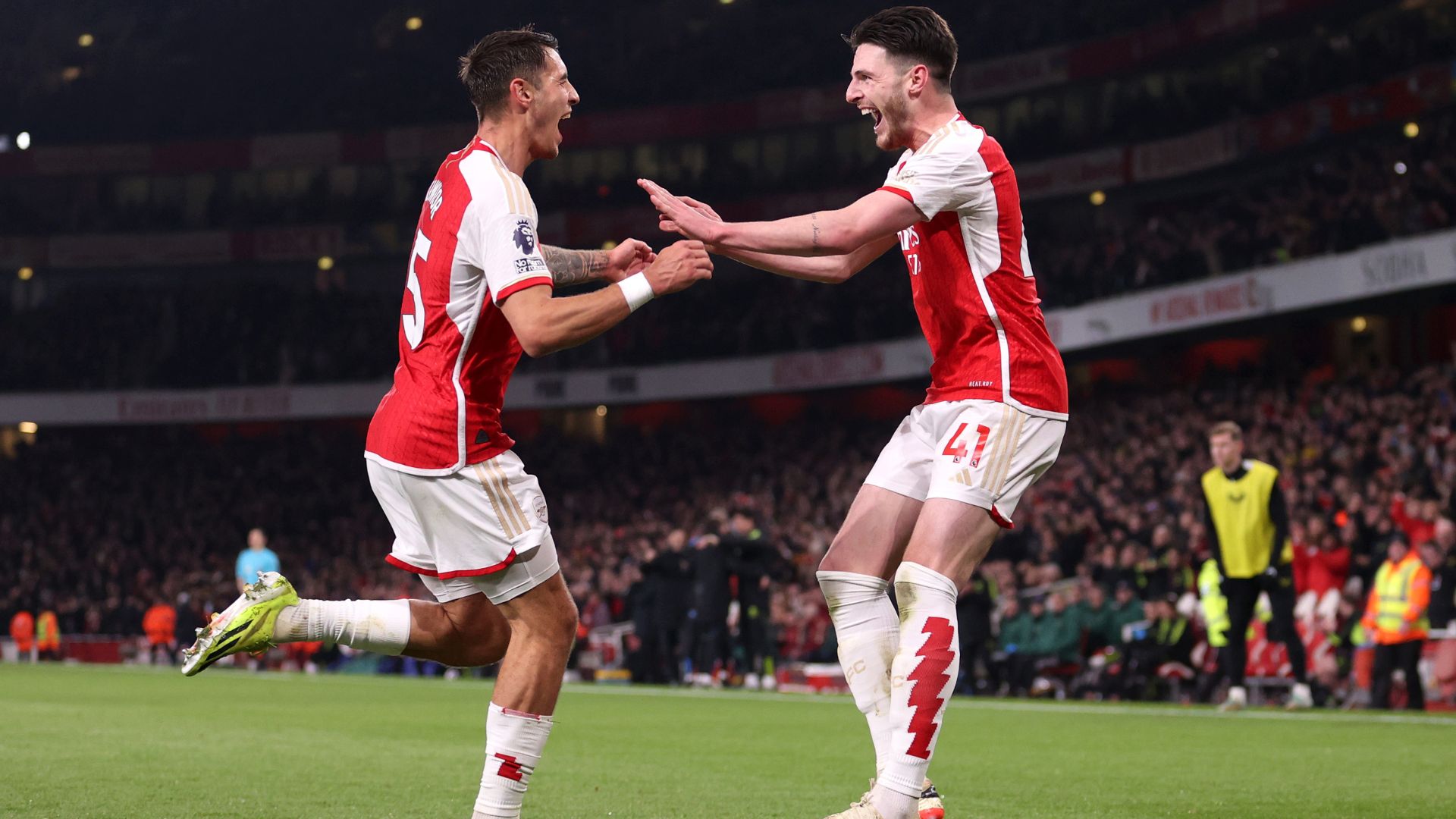 Rice e Kiwior comemorando o quarto gol do Arsenal (Crédito: Getty Images)