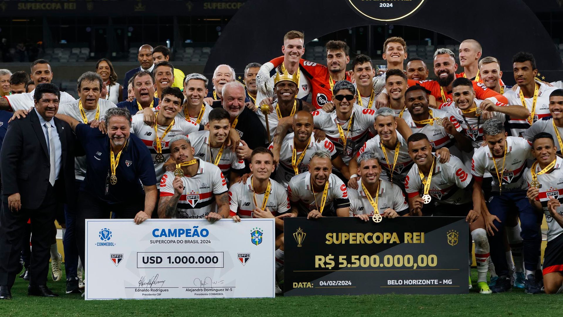 São Paulo comemorando título da Supercopa