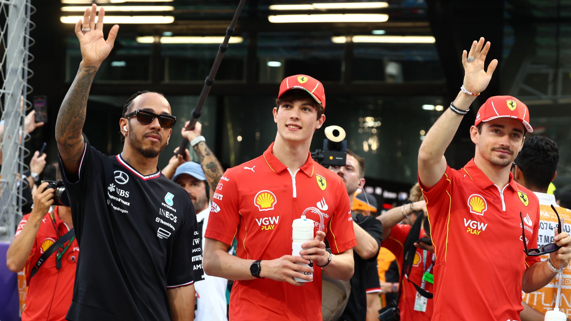 Ollie Bearman ao lado de Lewis Hamilton e Charles Leclerc (Crédito: Getty Images)