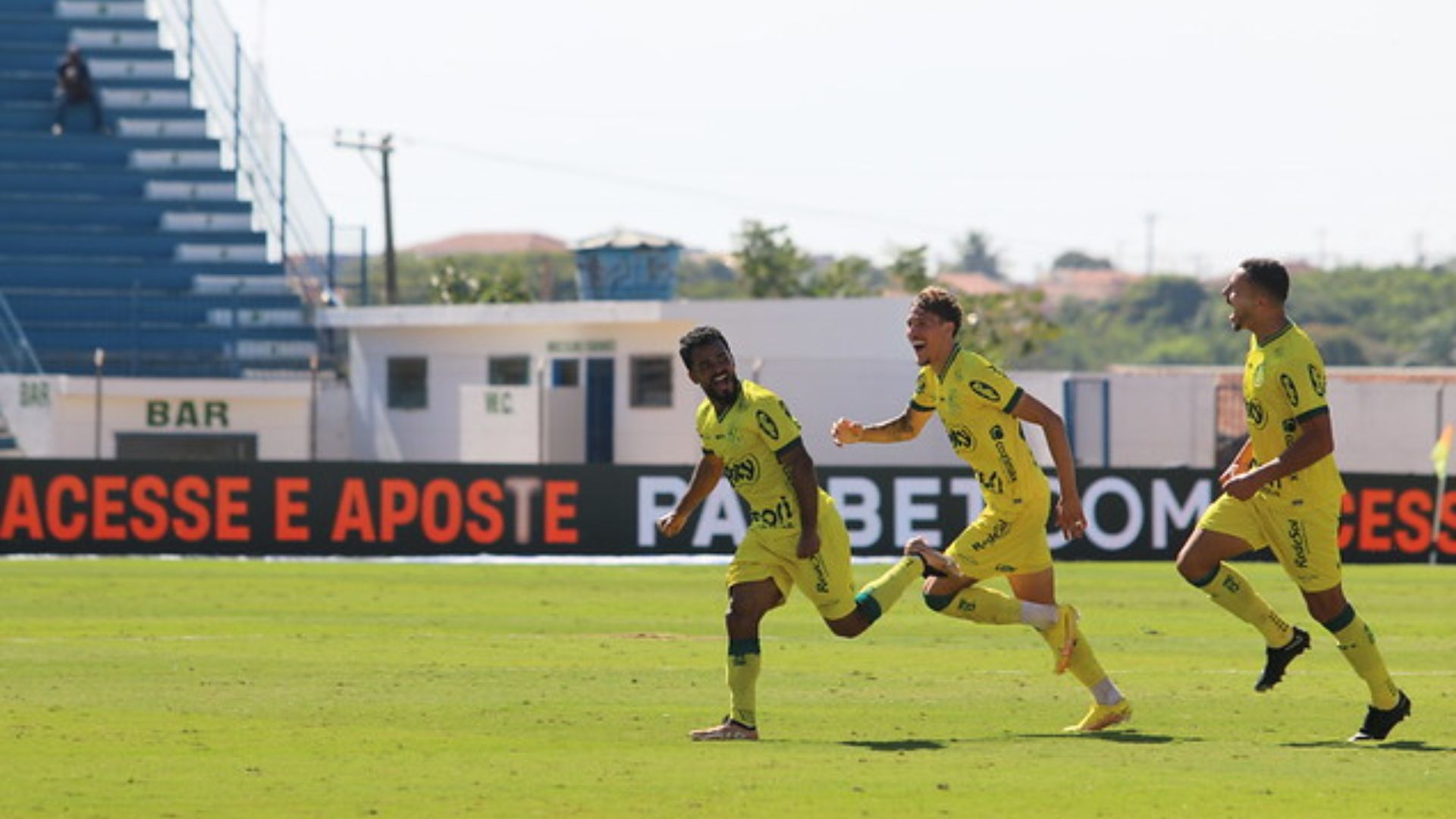 Danielzinho comemorando gol pelo Mirassol