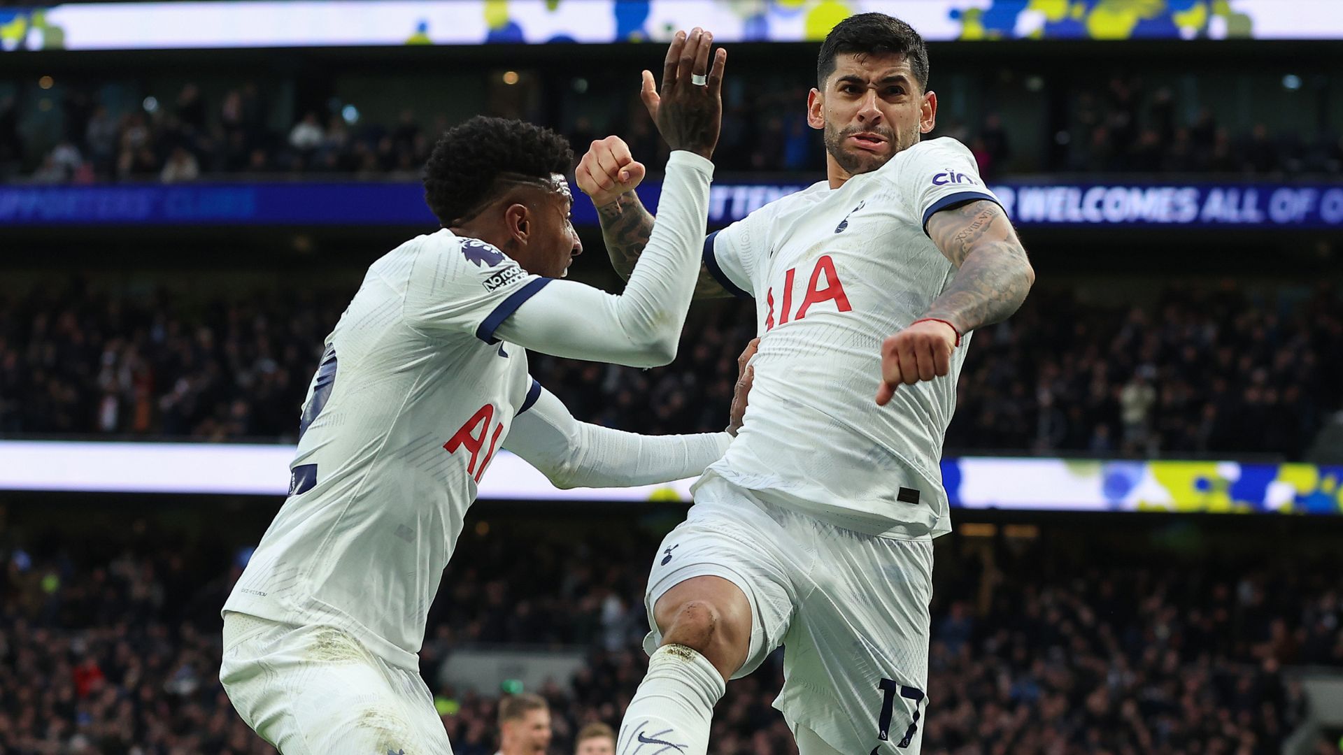 Emerson Royal comemorando gol do Tottenham na partida contra o Crystal Palace (Crédito: Getty Images)