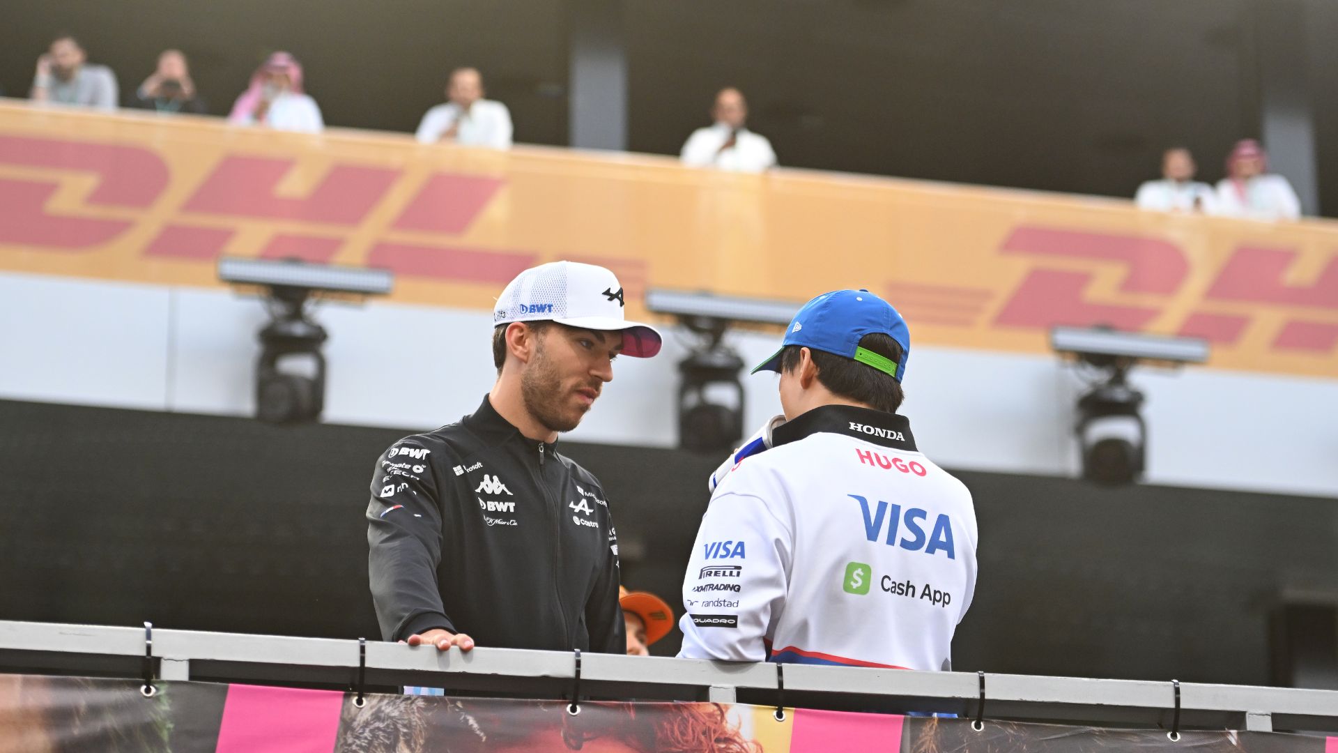 Pierre Gasly conversando com Yuki Tsunoda no GP da Arábia Saudita (Crédito: Getty Images)