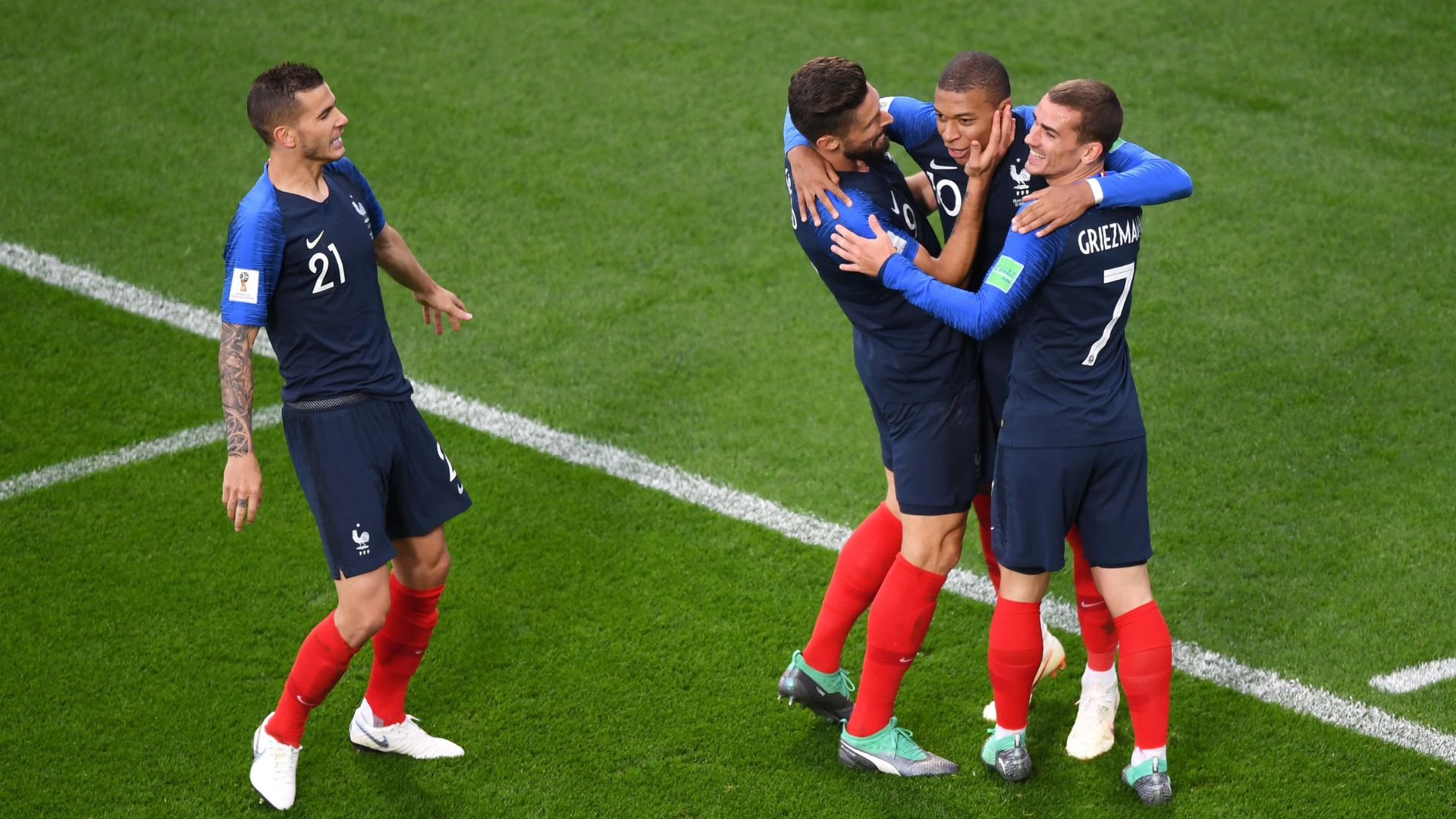 Mbappé, Griezmann e Giroud comemorando gol juntos (Crédito: Getty Images)