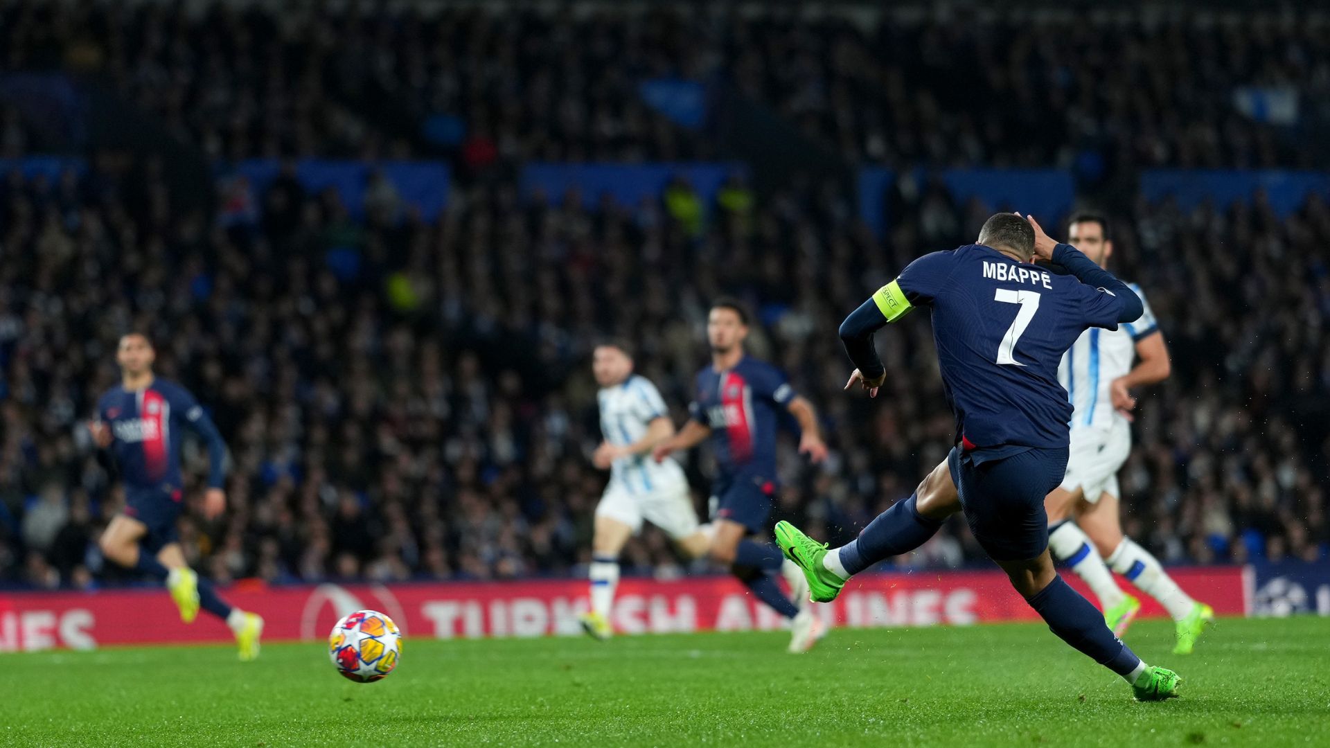 Mbappé marcando gol pelo PSG
