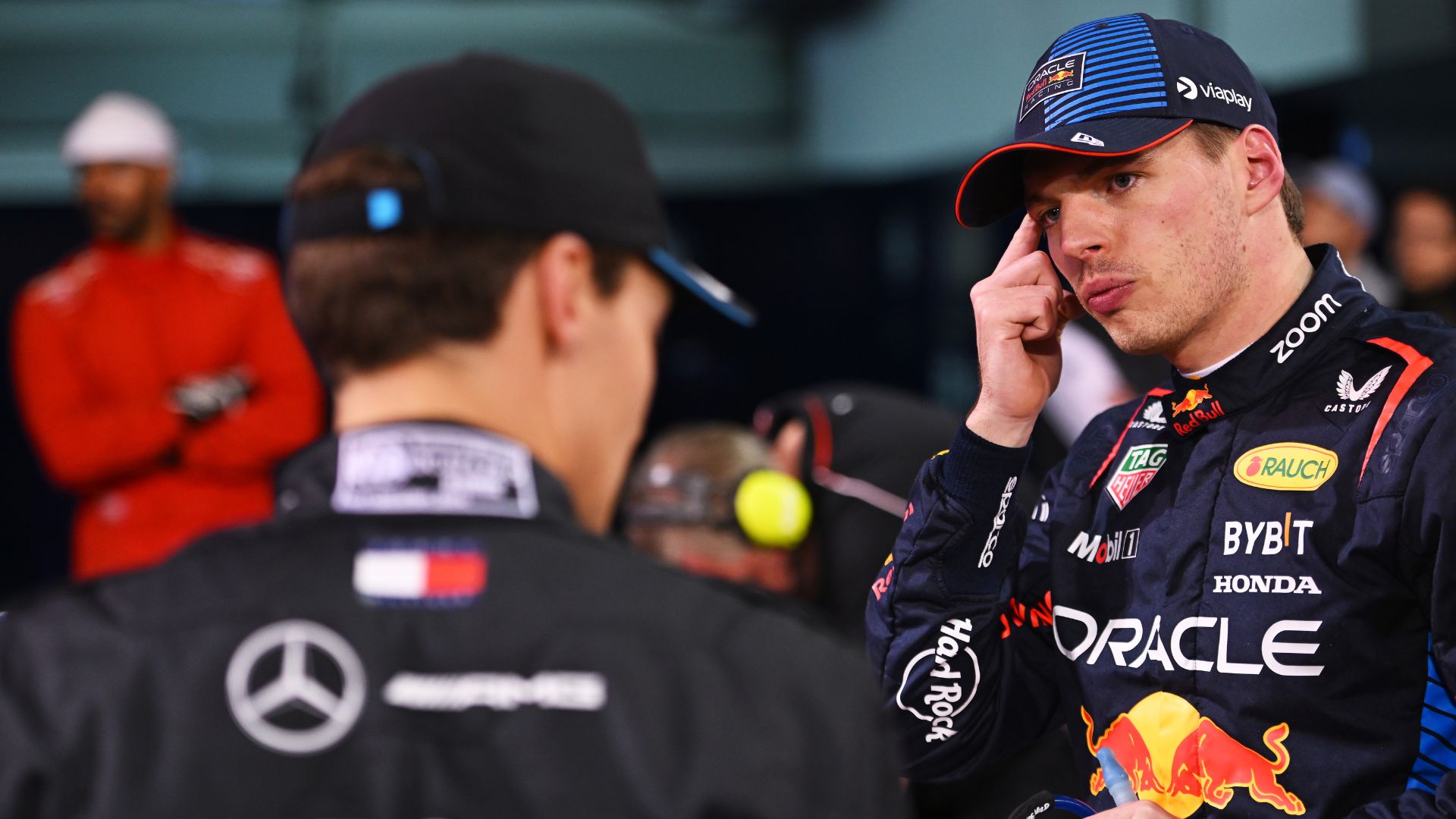 Russell e Verstappen conversando no GP do Bahrein (Crédito: Getty Images)