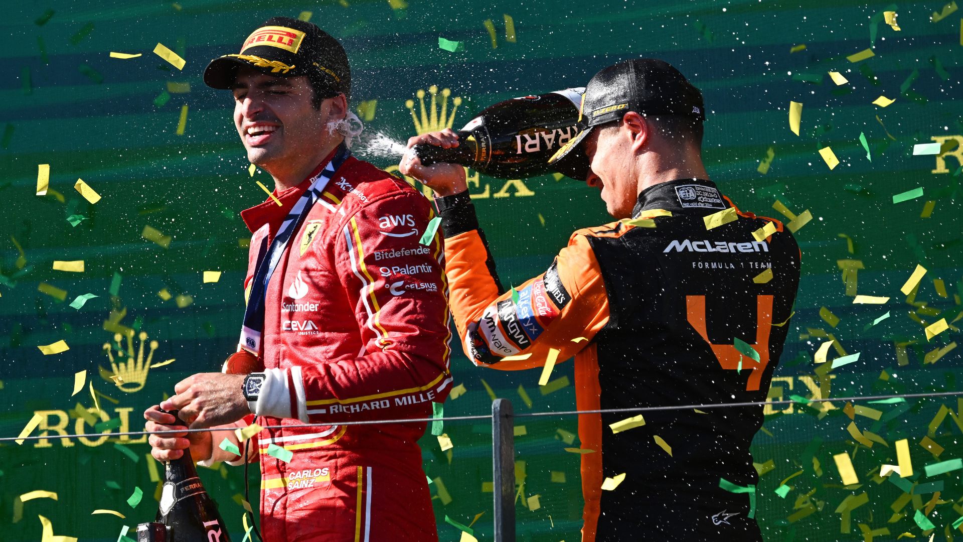 Sainz comemorando vitória na Austrália com Norris, ex-companheiro de McLaren (Crédito: Getty Images)