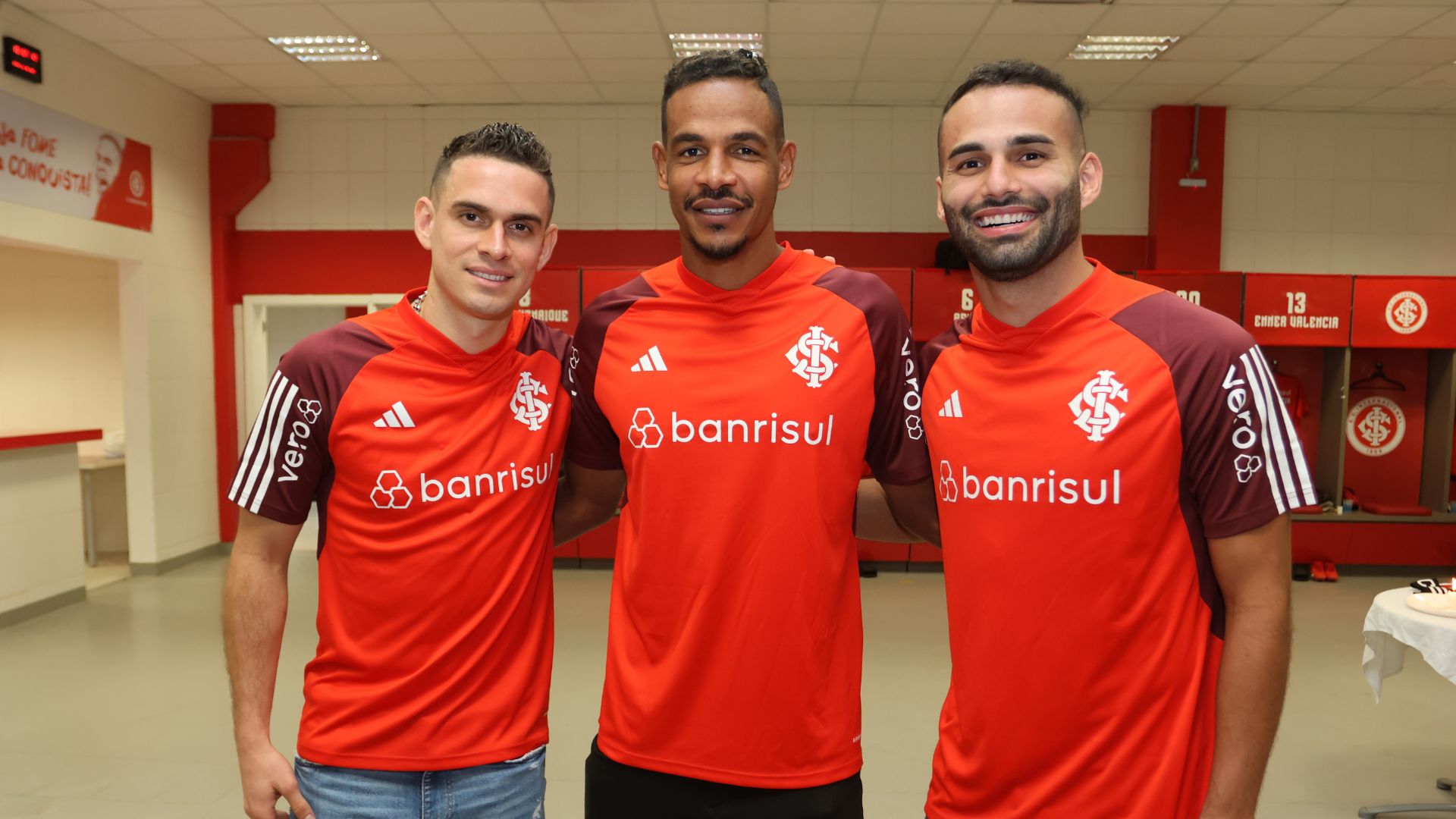 Thiago Maia ao lado de Borré e Fernando, as últimas contratações do Internacional (Crédito: Ricardo Duarte / Internacional)