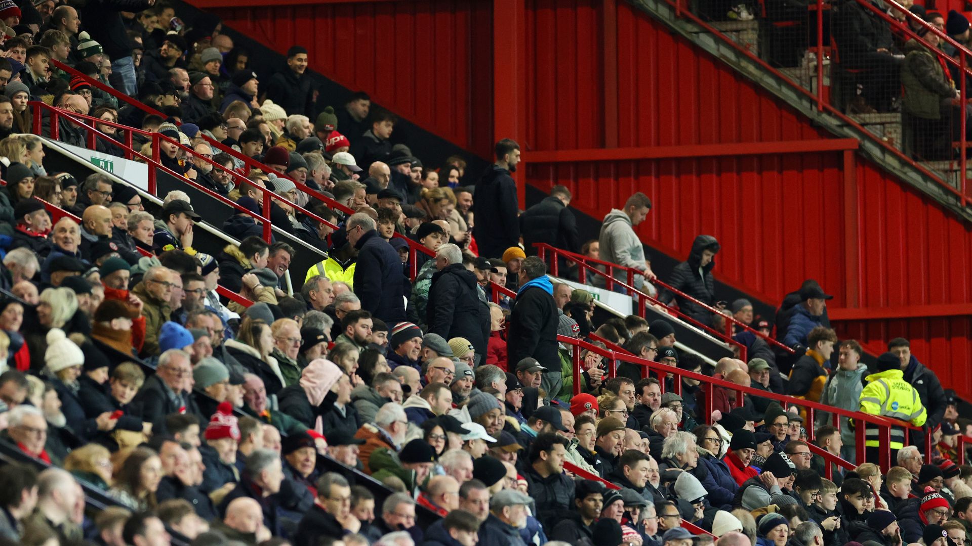 Torcedores do Sheffield United deixando o estádio ainda na primeira etapa (Crédito: Getty Images)