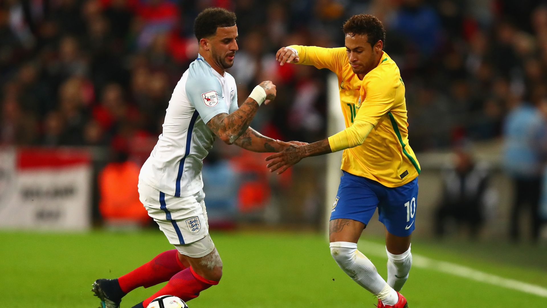 Neymar e Walker no último jogo entre Brasil e Inglaterra, em 2017 (Crédito: Getty Images)