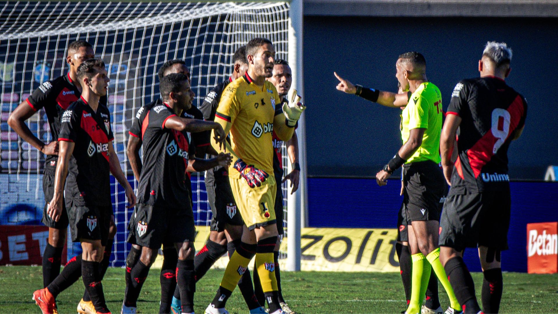 Jogo entre Flamengo e Atlético-GO contou com muitas polêmicas