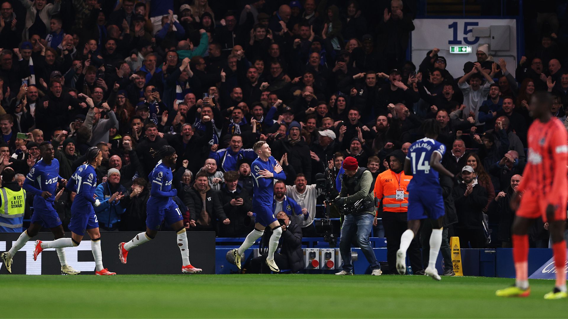 Cole Palmer comemorando um de seus gols marcados contra o Everton (Crédito: Getty Images)