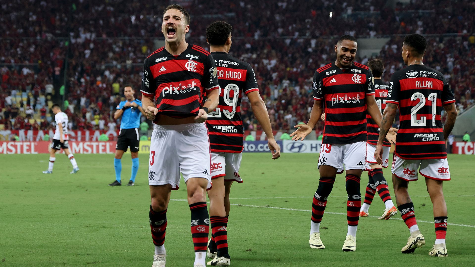 Léo Ortiz comemorando seu primeiro gol com a camisa do Flamengo (Crédito: Getty Images)