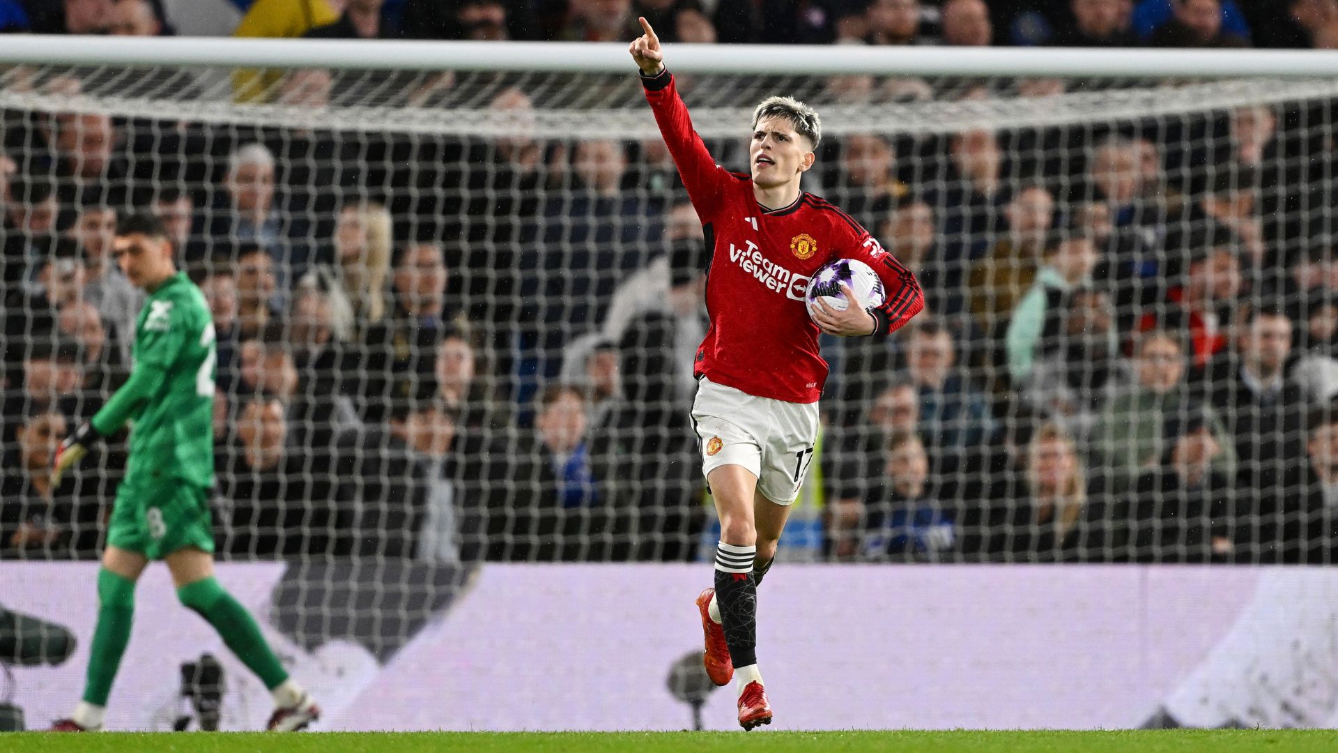 Garnacho comemorando gol marcado pelo Manchester United contra o Chelsea (Crédito: Getty Images)