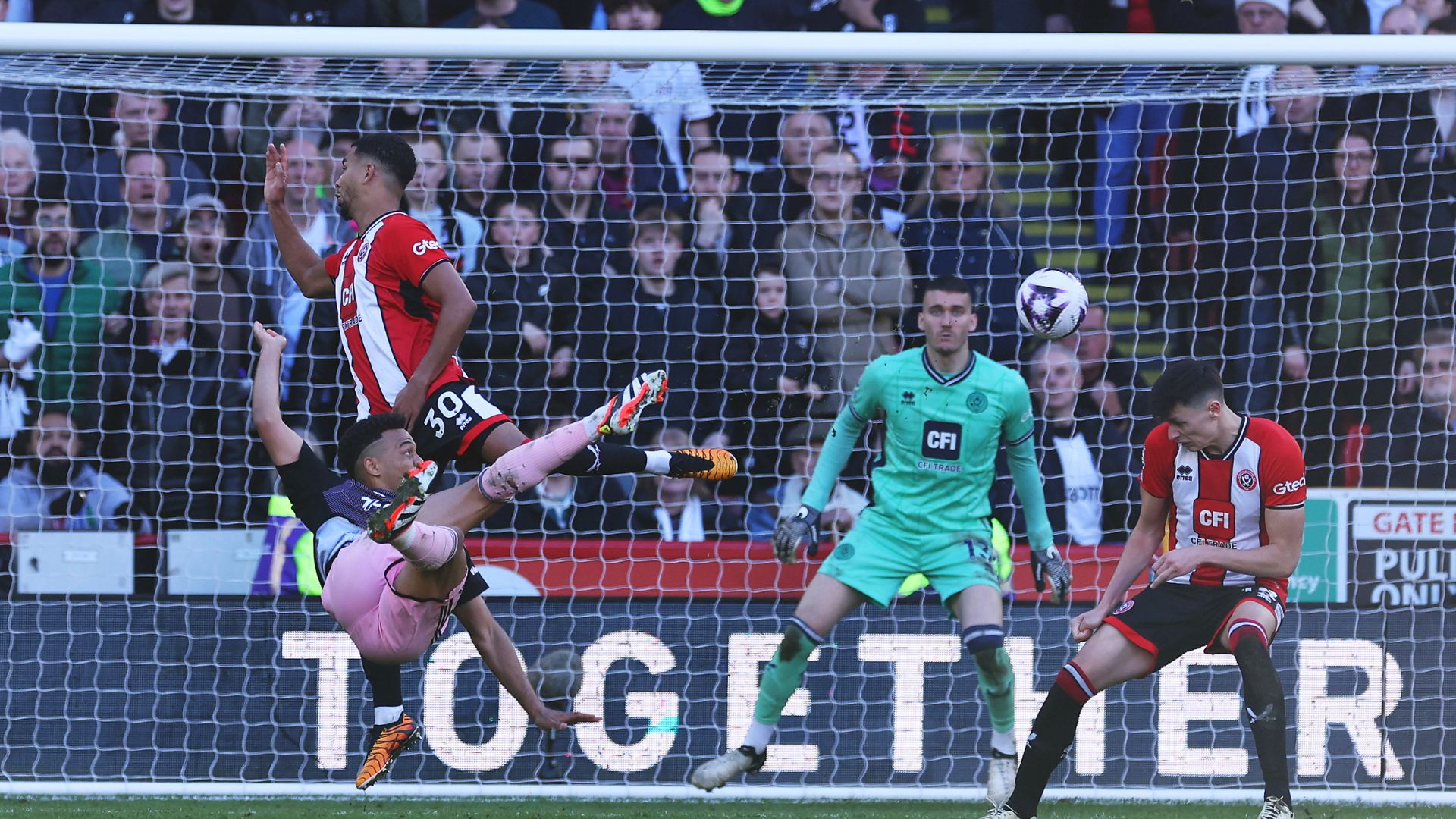 Rodrigo Muniz marcou golaço de voleio contra o Sheffield United (Crédito: Getty Images)