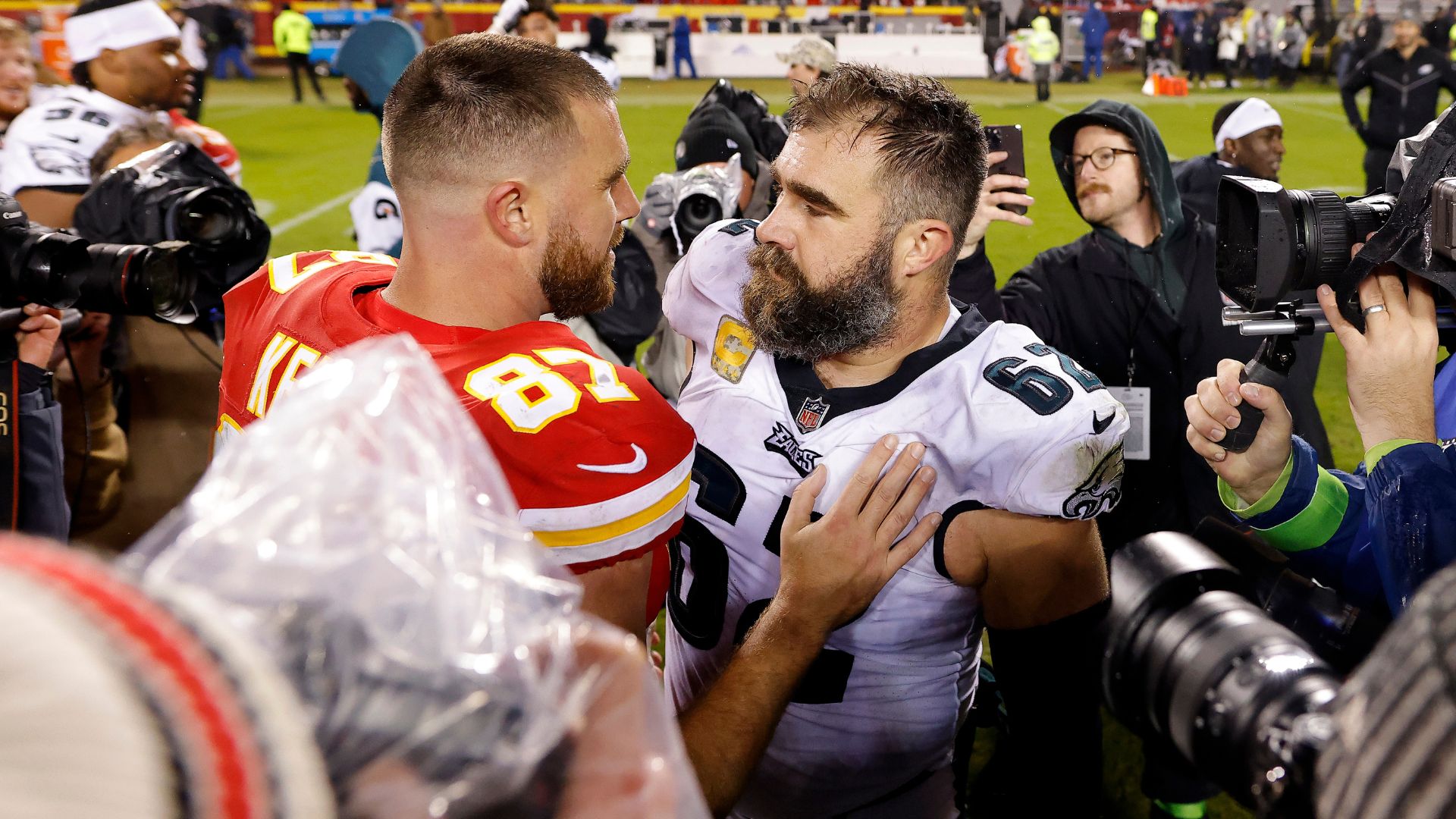 Abraço entre Travis e Jason no último confronto entre os dois na NFL (Crédito: Getty Images)
