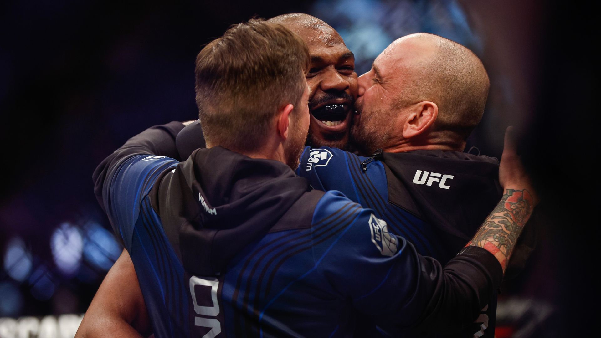 Jon Jones comemorando título dos pesos-pesados do UFC (Crédito: Getty Images)