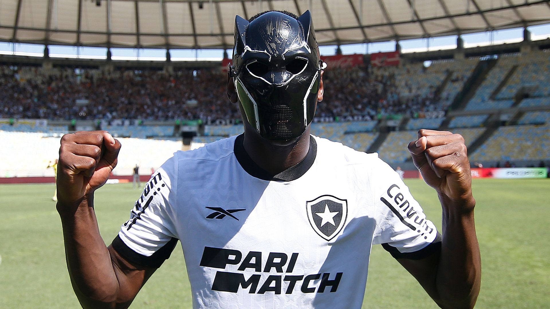Luiz Henrique comemorando com máscara em partida contra o Flamengo (Crédito: Vitor Silva / Botafogo)