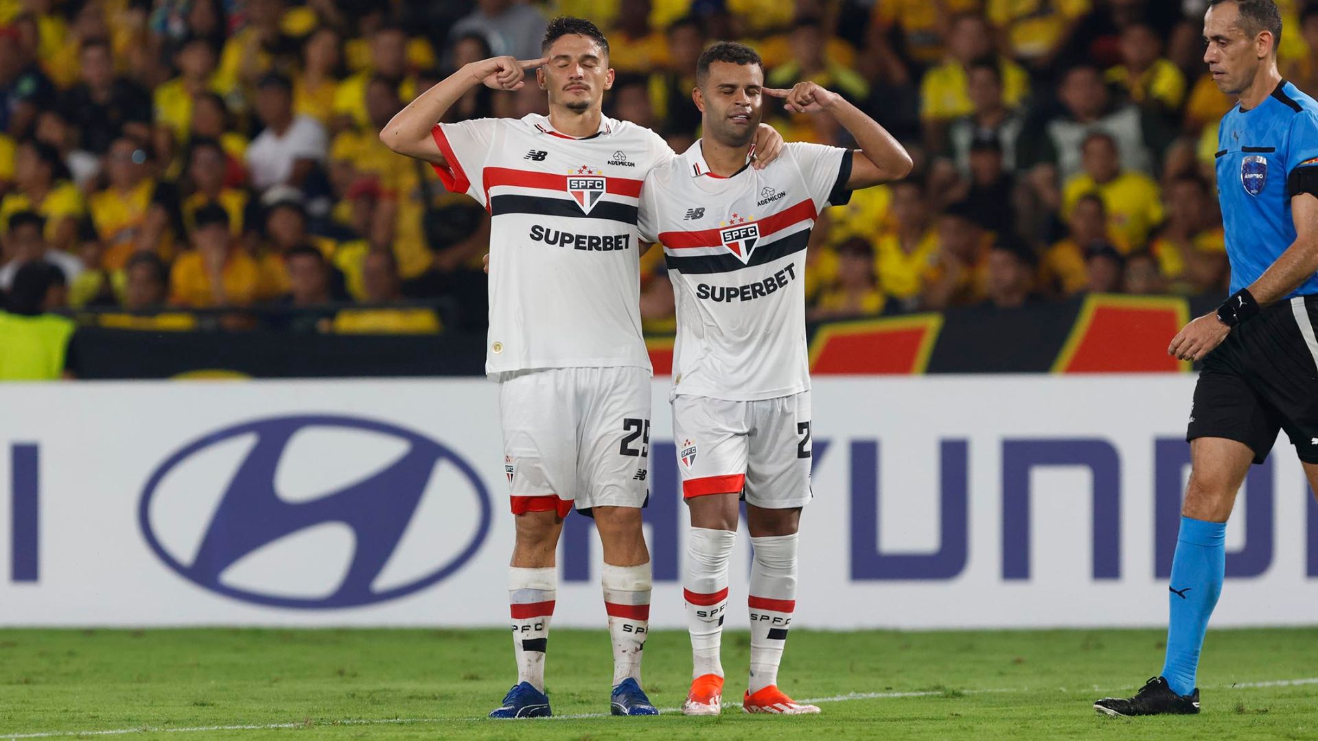 Pablo Maia e Alisson comemorando gol na partida contra o Barcelona de Guayaquil (Crédito: Getty Images)
