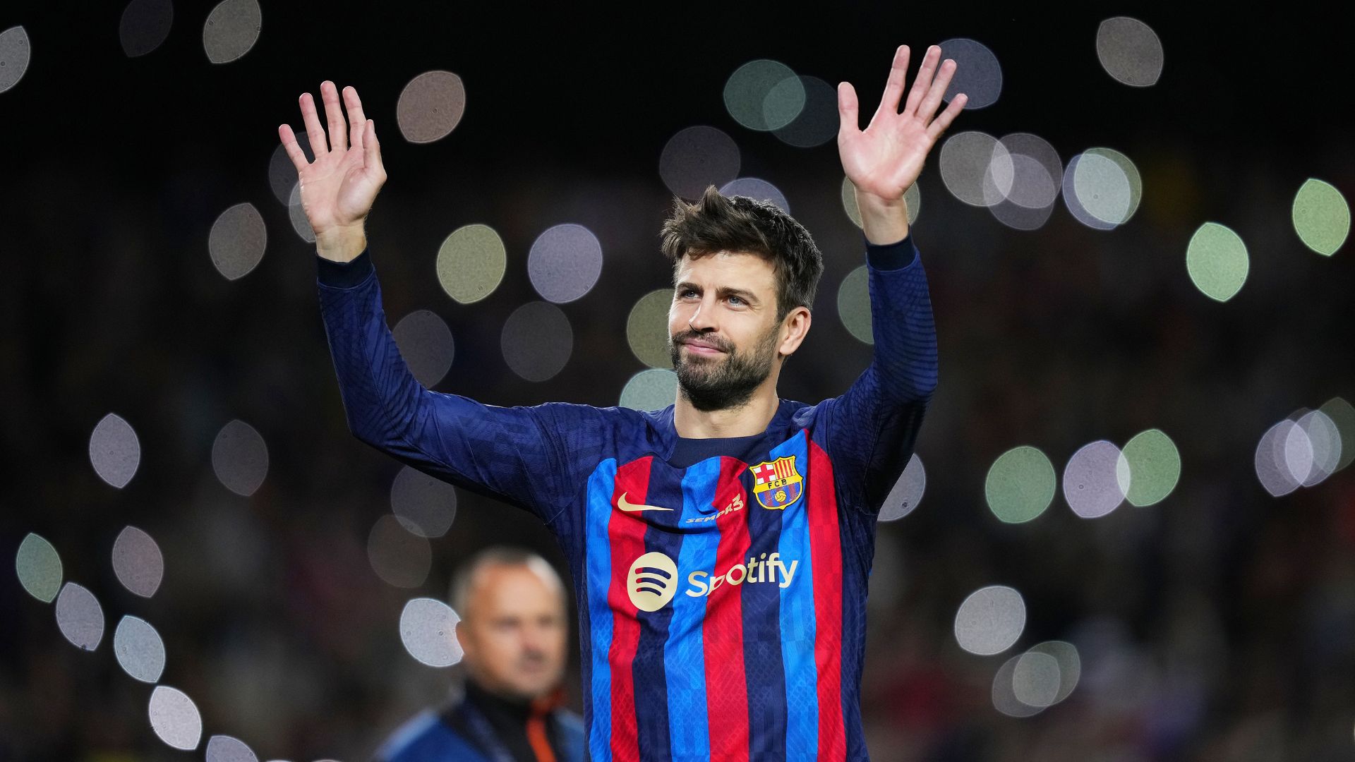 Piqué durante sua despedida do futebol, no Camp Nou (Crédito: Getty Images)