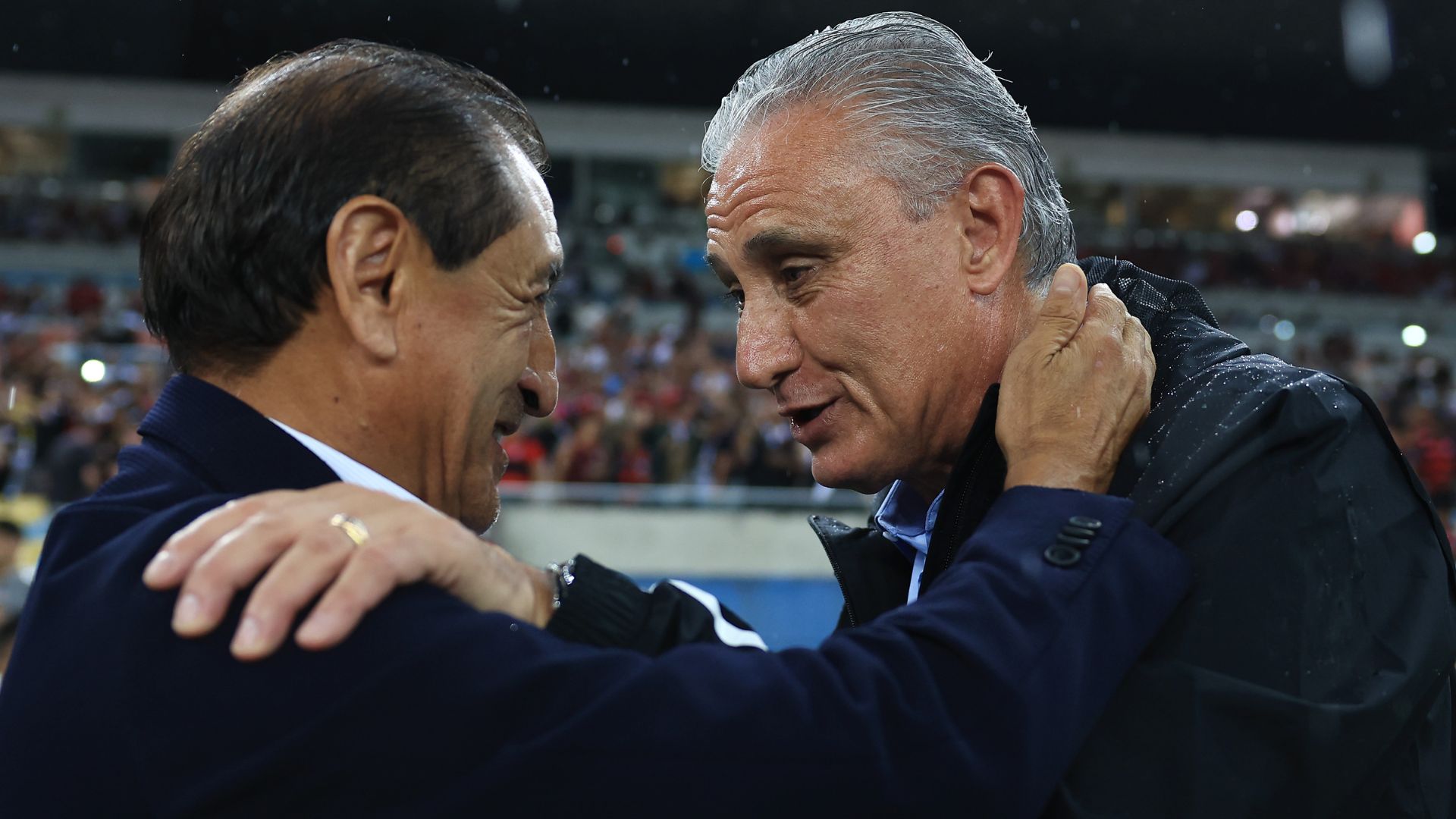 Abraço entre Ramon Díaz e Tite, no confronto entre Flamengo e Vasco (Crédito: Getty Images)
