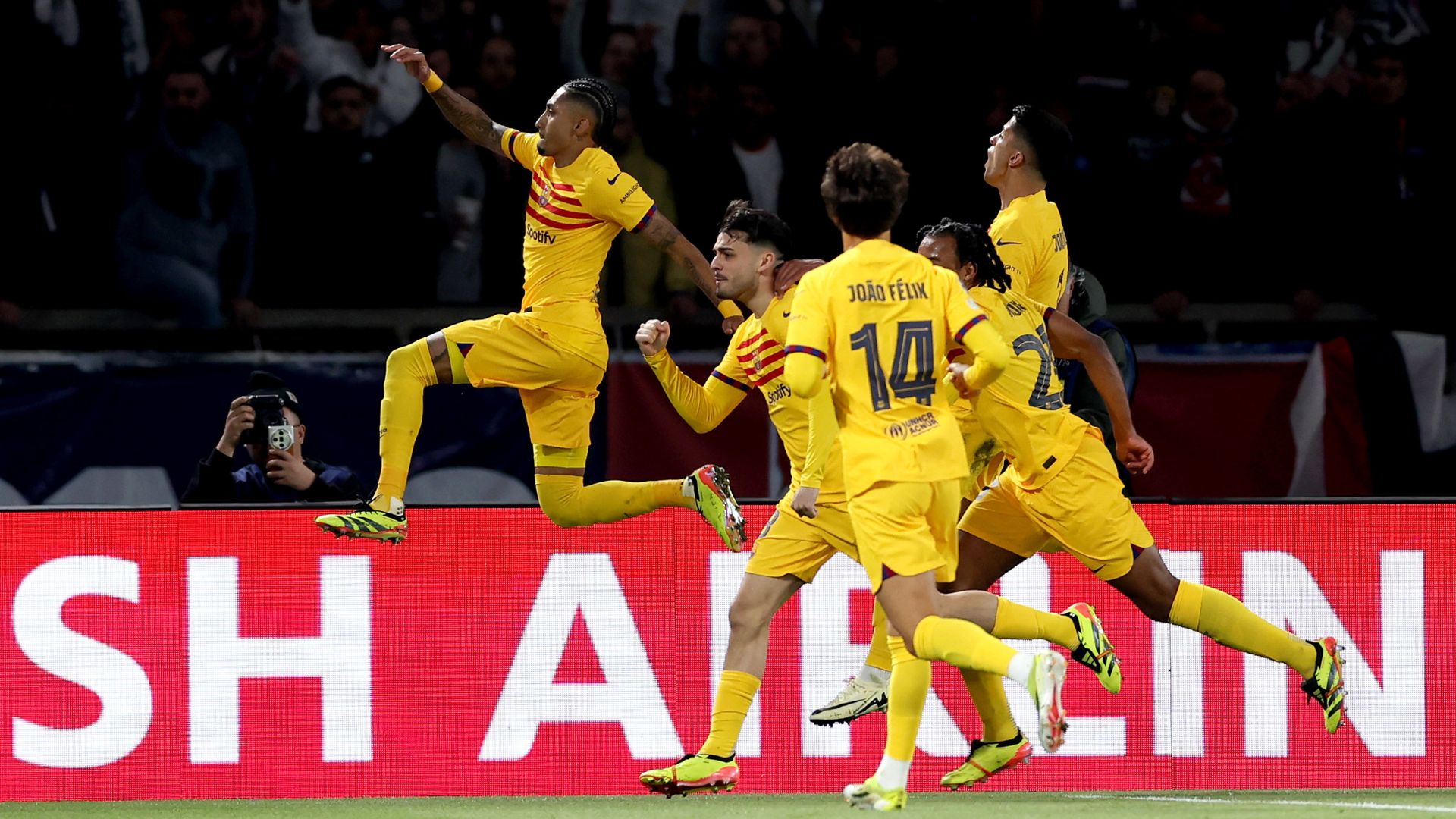 Raphinha comemorando seu segundo gol na partida contra o PSG (Crédito: Getty Images)