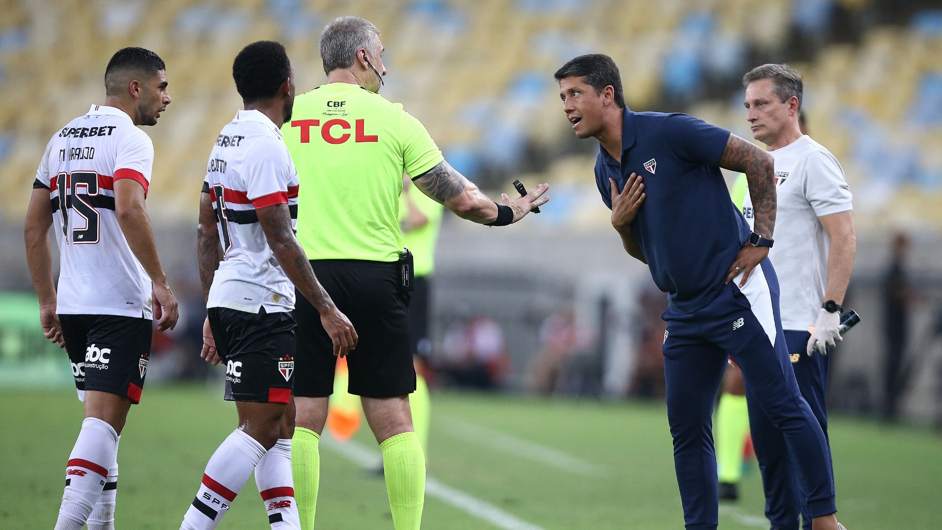 Thiago Carpini em seu último jogo como treinador do São Paulo, contra o Flamengo (Crédito: Getty Images)