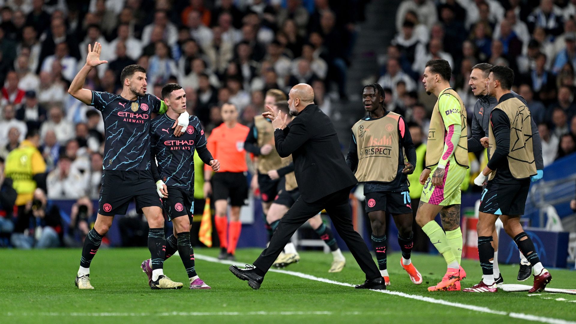Guardiola comemorando gol com Foden, em partida válida pela Champions League (Crédito: Getty Images)