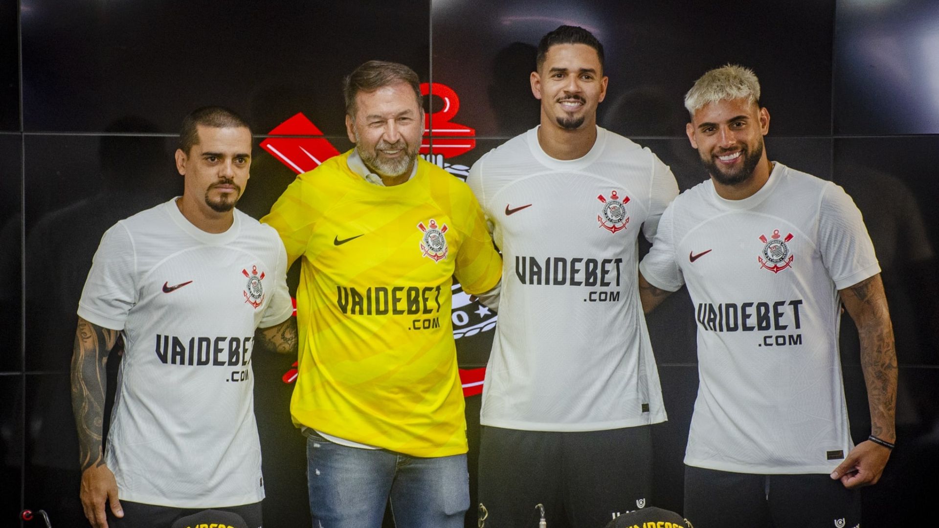 Jogadores do Corinthians na apresentação da 'VaideBet' como patrocinadora (Crédito: Jozzu / Agência Corinthians)