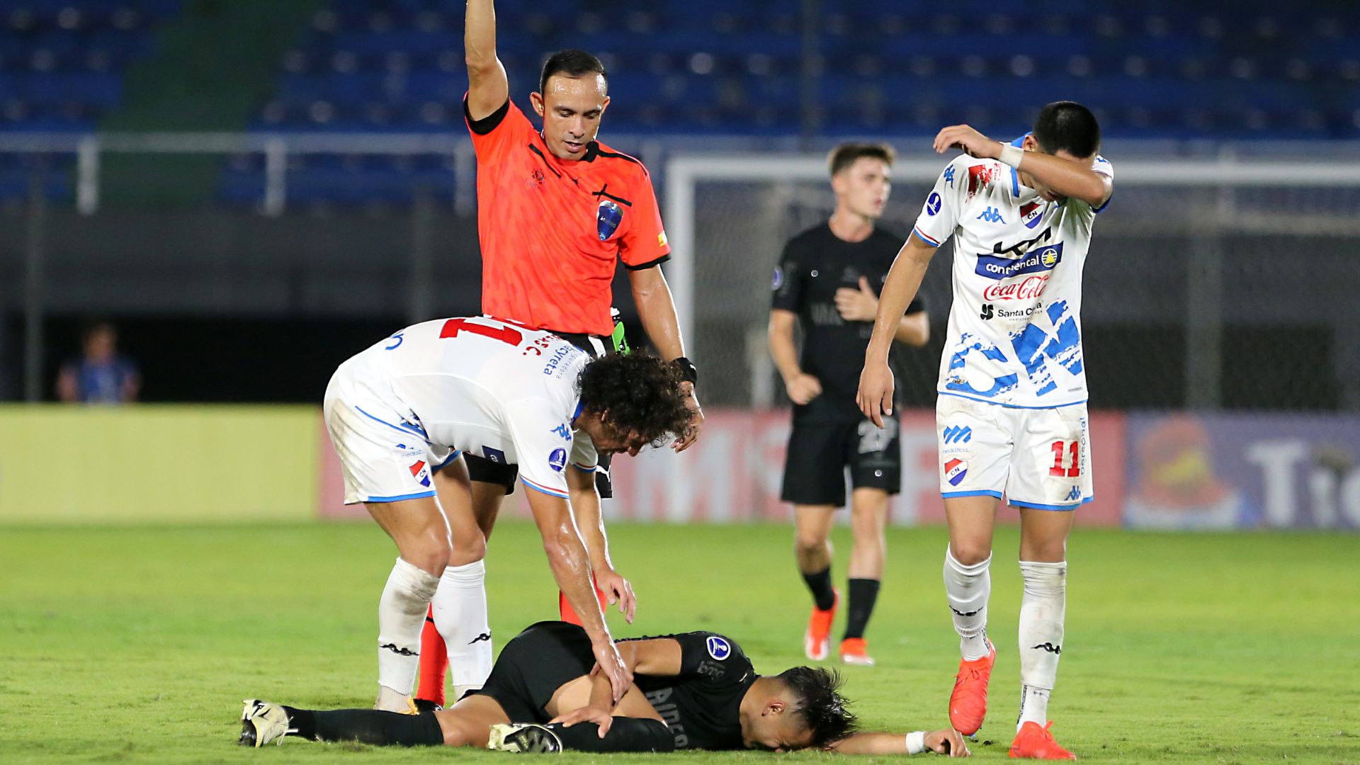 O duelo entre Nacional e Corinthians foi marcado pelo alto número de faltas (Crédito: Getty Images)