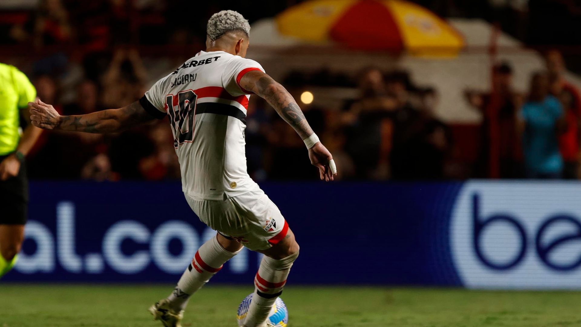 Com o tento marcado contra o Vitória, Luciano assumiu a artilharia do São Paulo na temporada, com 7 gols (Crédito: Rubens Chiri / São Paulo FC)
