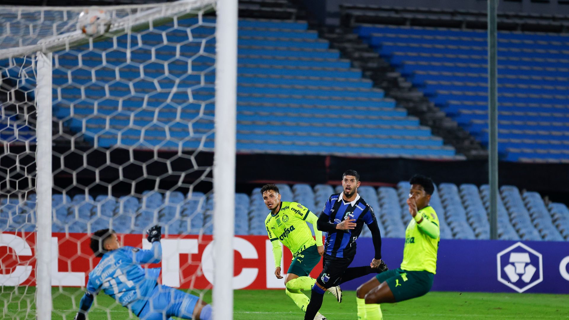 Momento do primeiro gol de Raphael Veiga (Crédito: Getty Images)