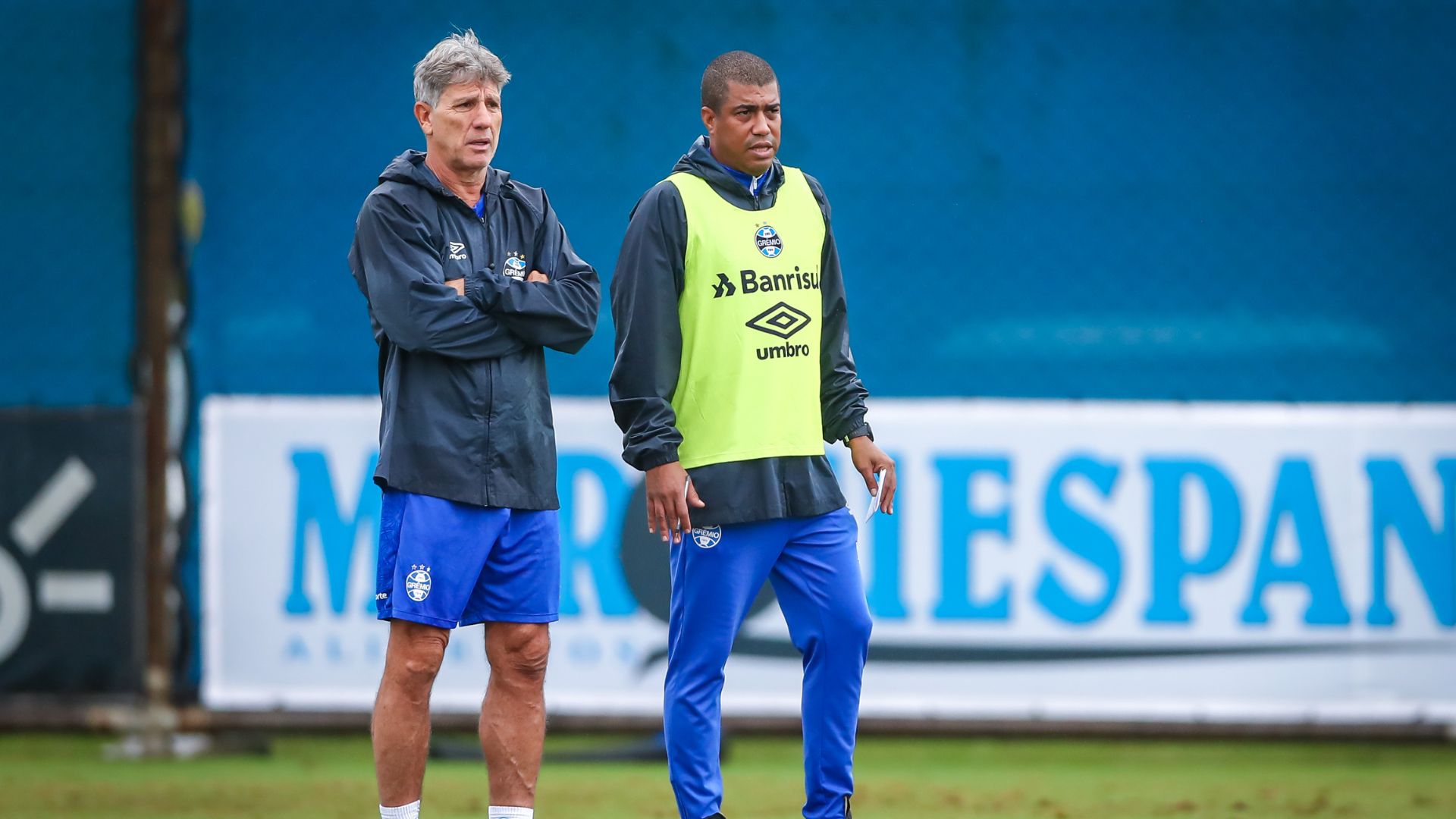 Renato Portaluppi acompanhando treino ao lado de seu auxiliar (Crédito: Lucas Uebel / Grêmio)