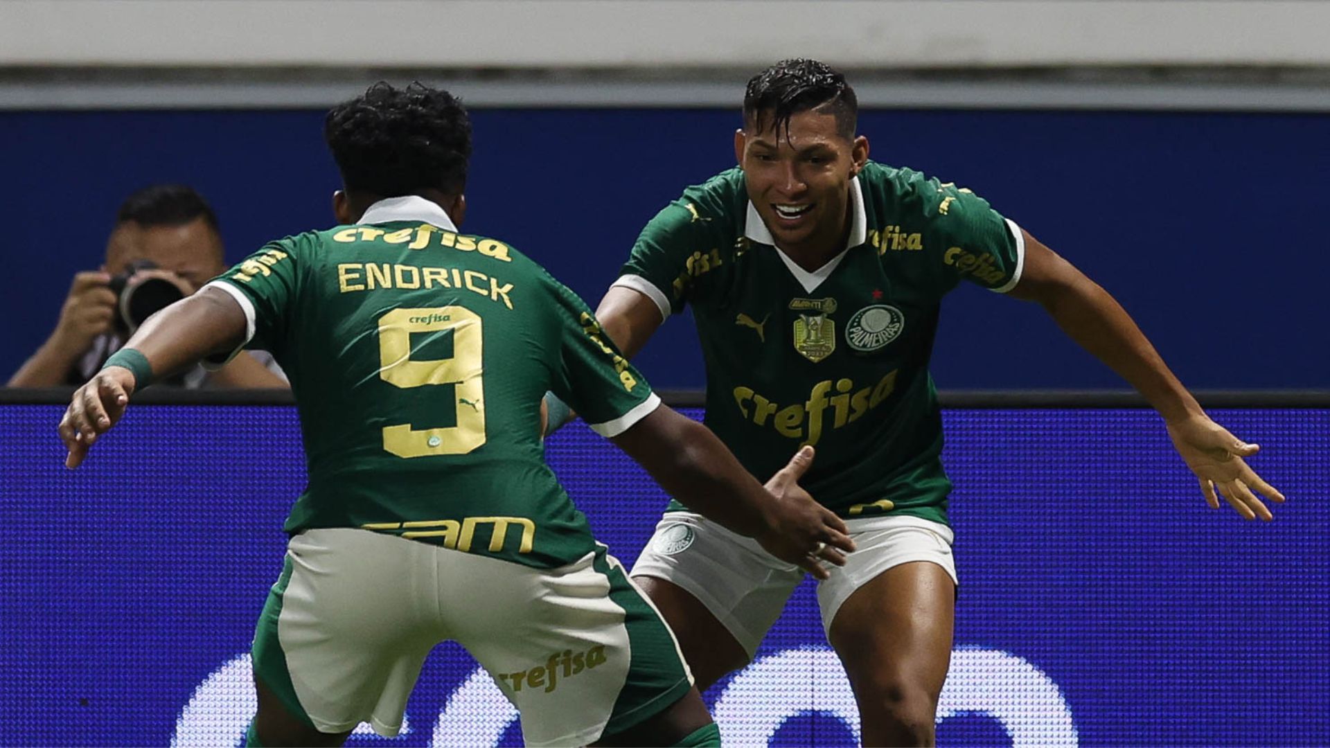 Rony e Enrick comemorando primeiro gol do Palmeiras na partida (Crédito: Cesar Greco / Palmeiras)