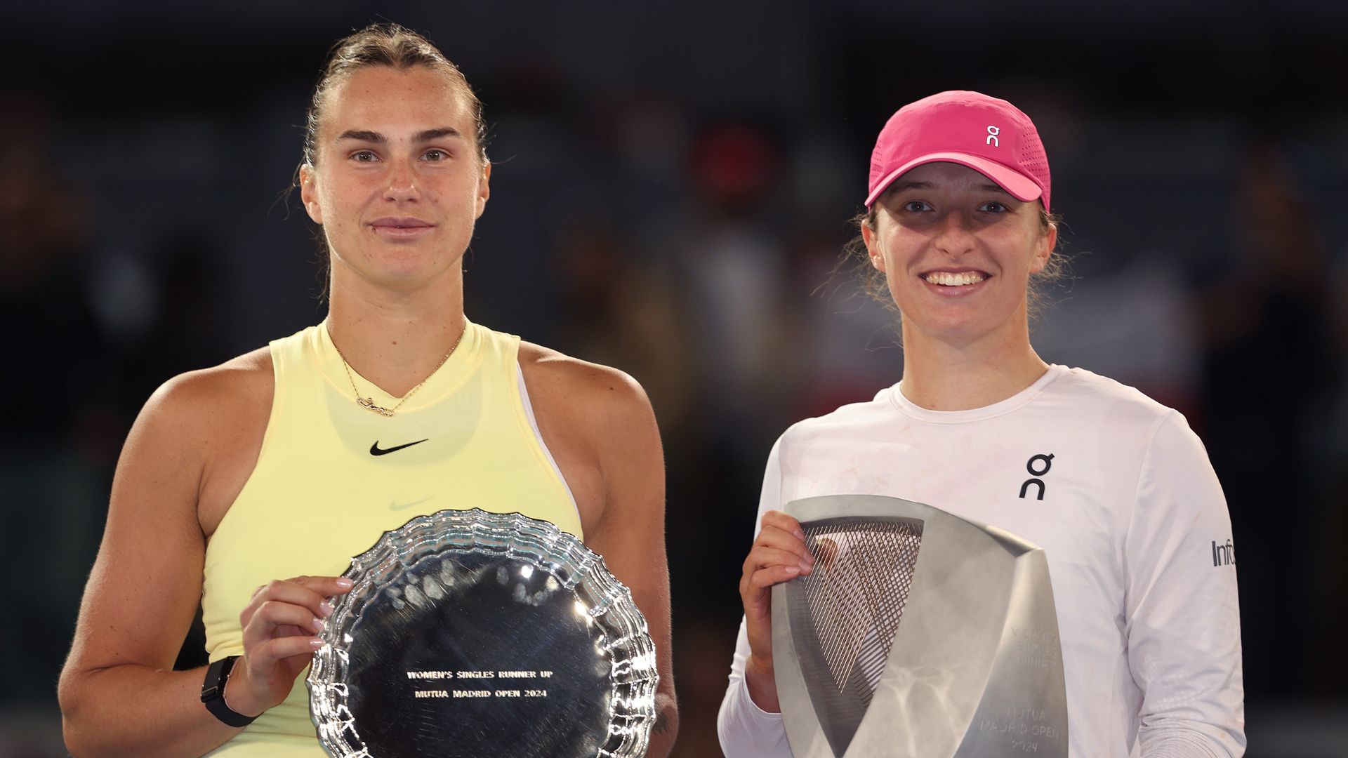 Aryna Sabalenka e Iga Swiatek na cerimônia de premiação do Madrid Open (Crédito: Getty Images)