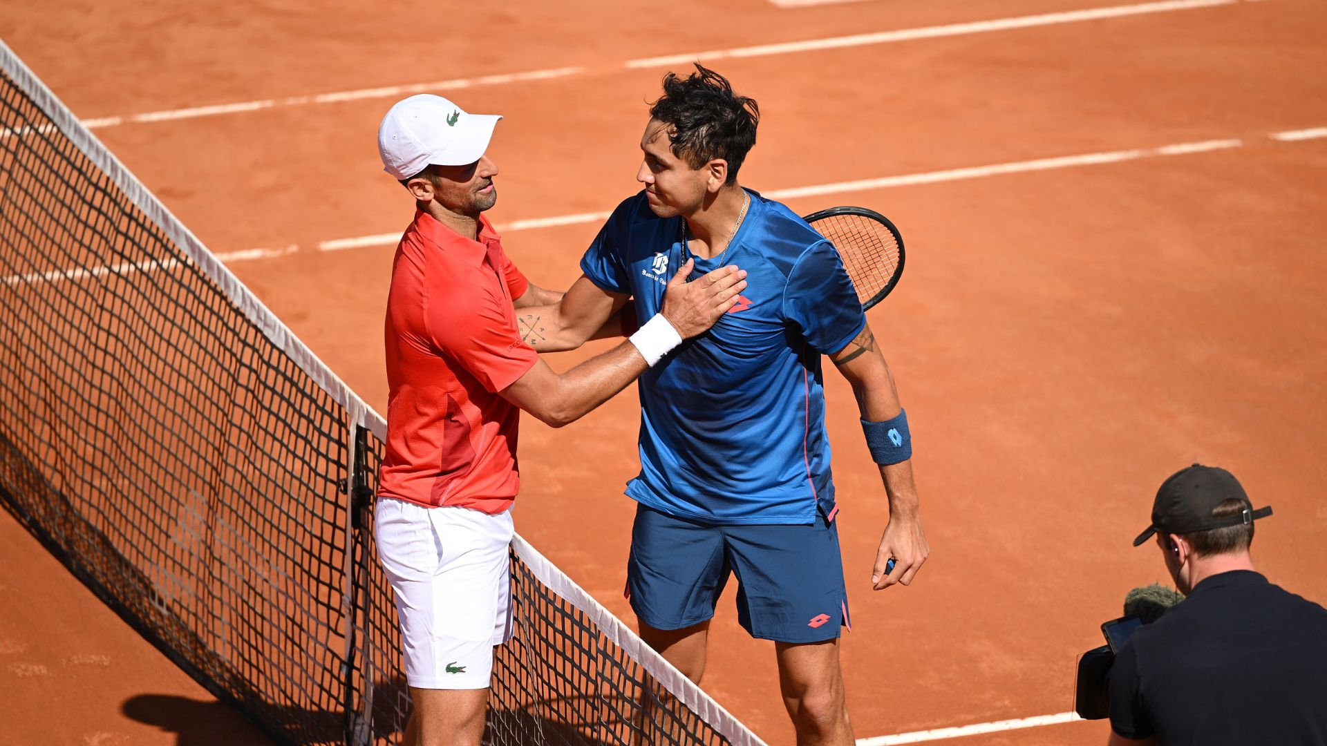 Cumprimento entre Novak Djokovic e Alejandro Tabilo (Crédito: Getty Images)