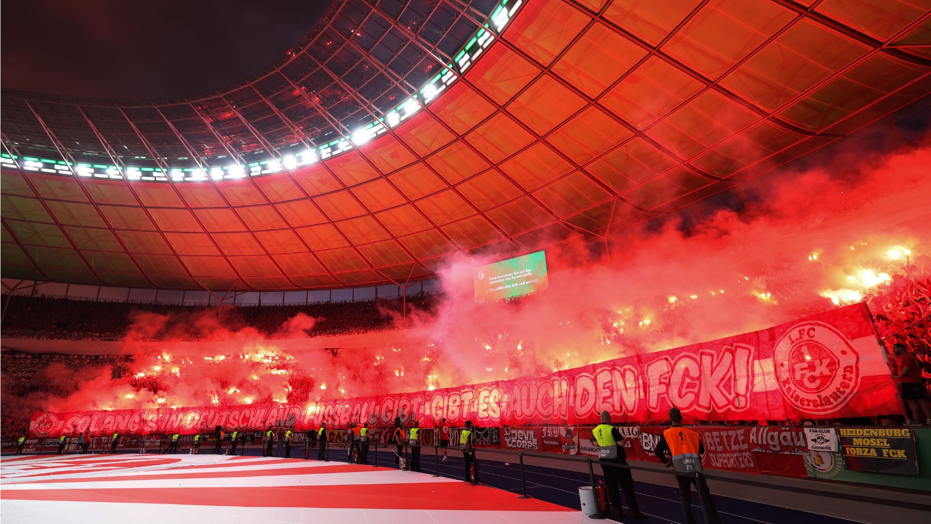 Festa da torcida do Kaiserslautern durante a partida (Crédito: Getty Images)