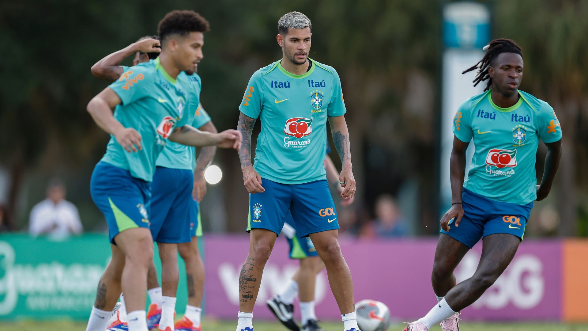 Bruno Guimarães durante o treino da Seleção, ao lado de Vini Júnior e João Gomes (Crédito: Rafael Ribeiro / CBF)