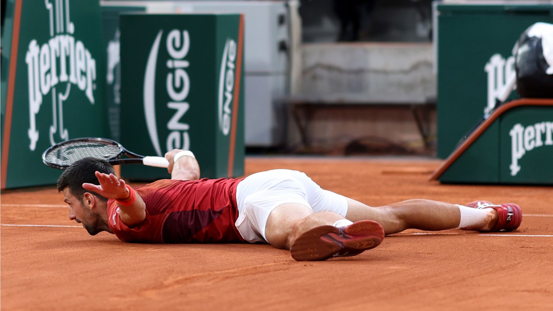 Djokovic deitado no chão e comemorando ponto contra Cerúndolo (Crédito: Getty Images)